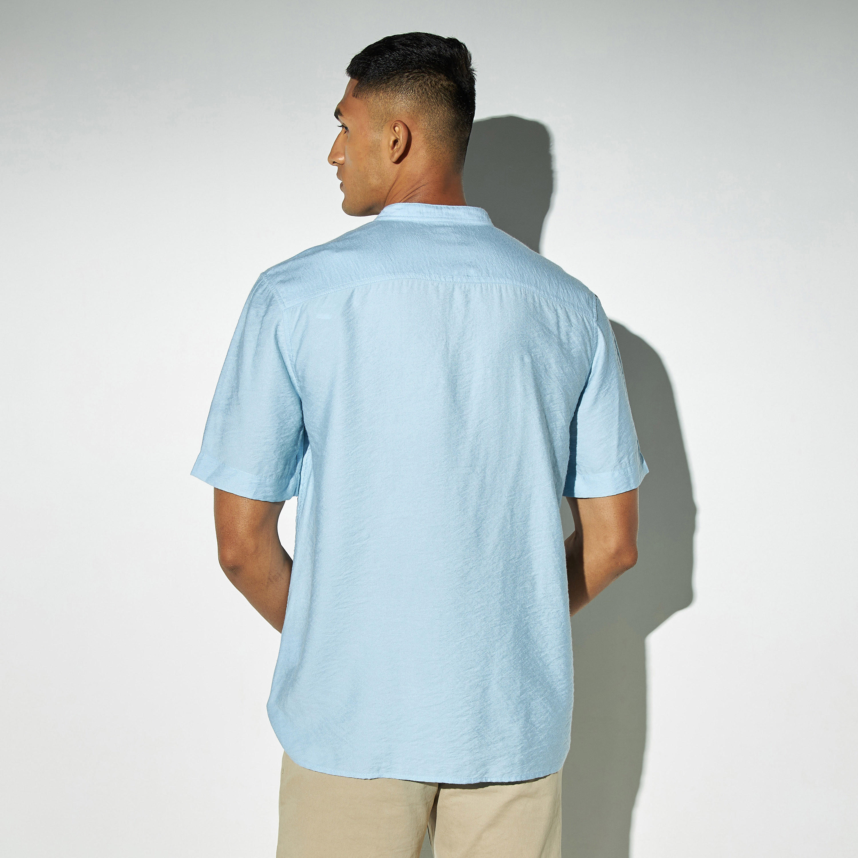 قميص سادة بياقة باند وأكمام قصيرة-men-clothing-shirts-image-2