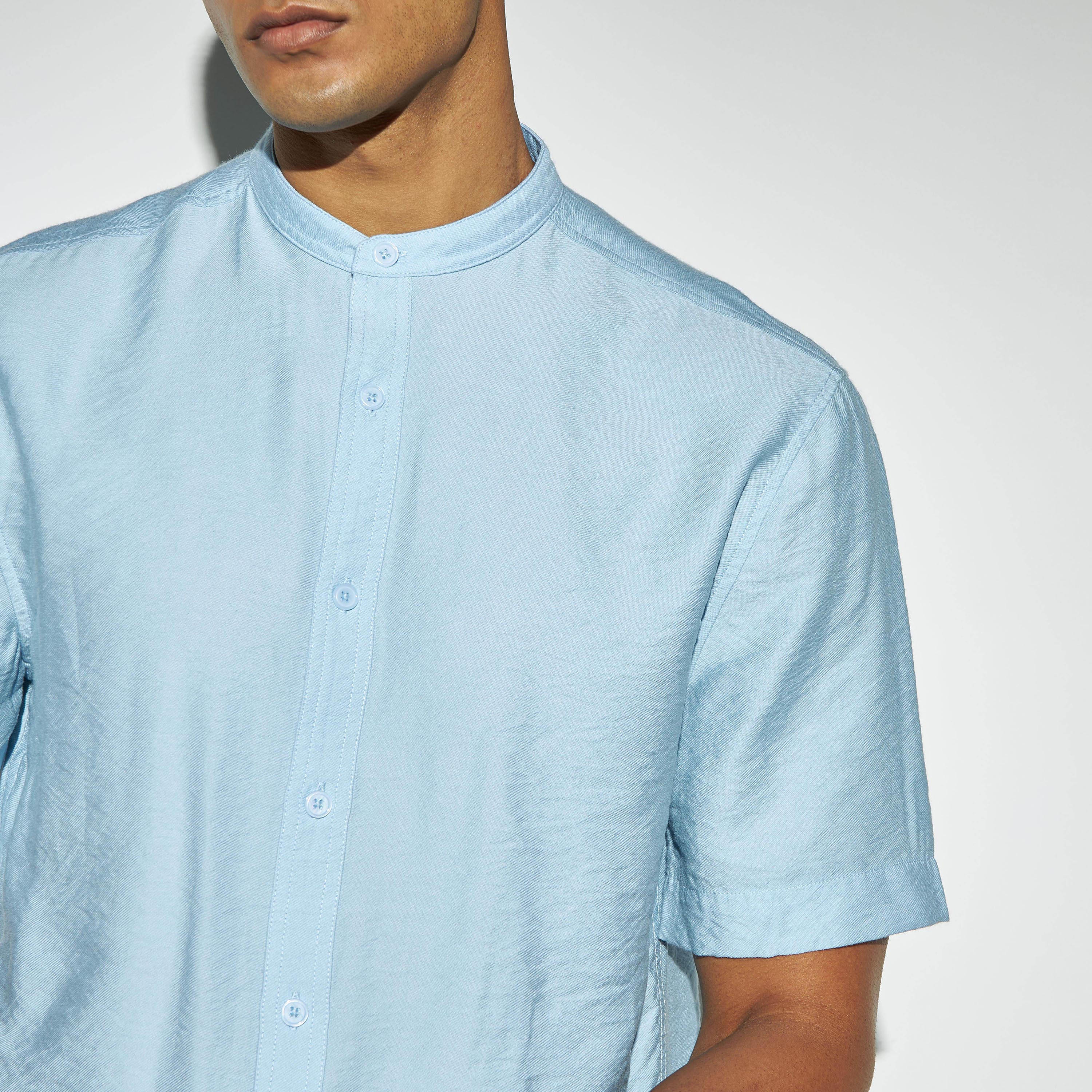 قميص سادة بياقة باند وأكمام قصيرة-men-clothing-shirts-image-1