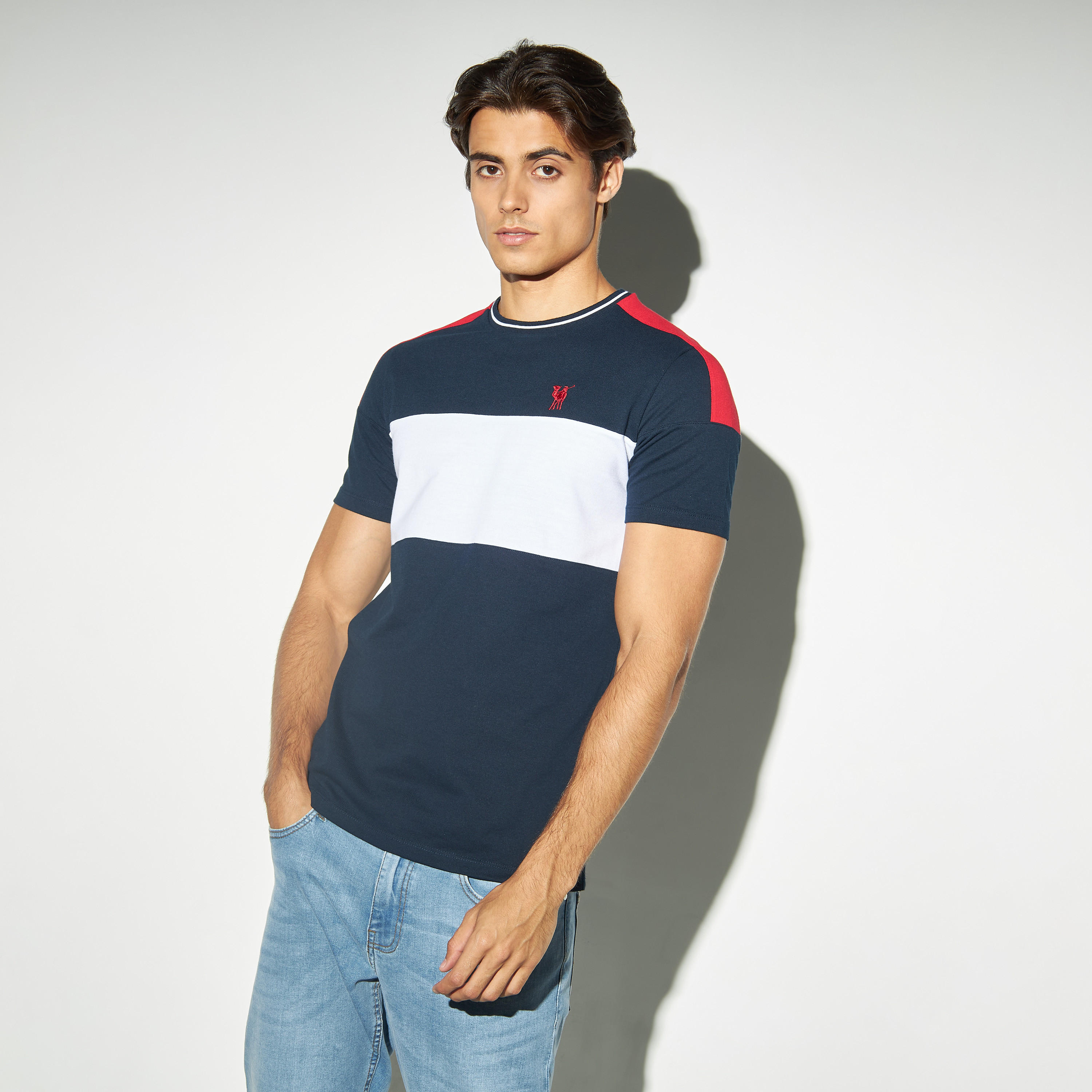 تيشيرت بقوالب ملوّنة وياقة ضيقة وأكمام قصيرة-men-clothing-tshirtsandpolos-tshirts-image-1