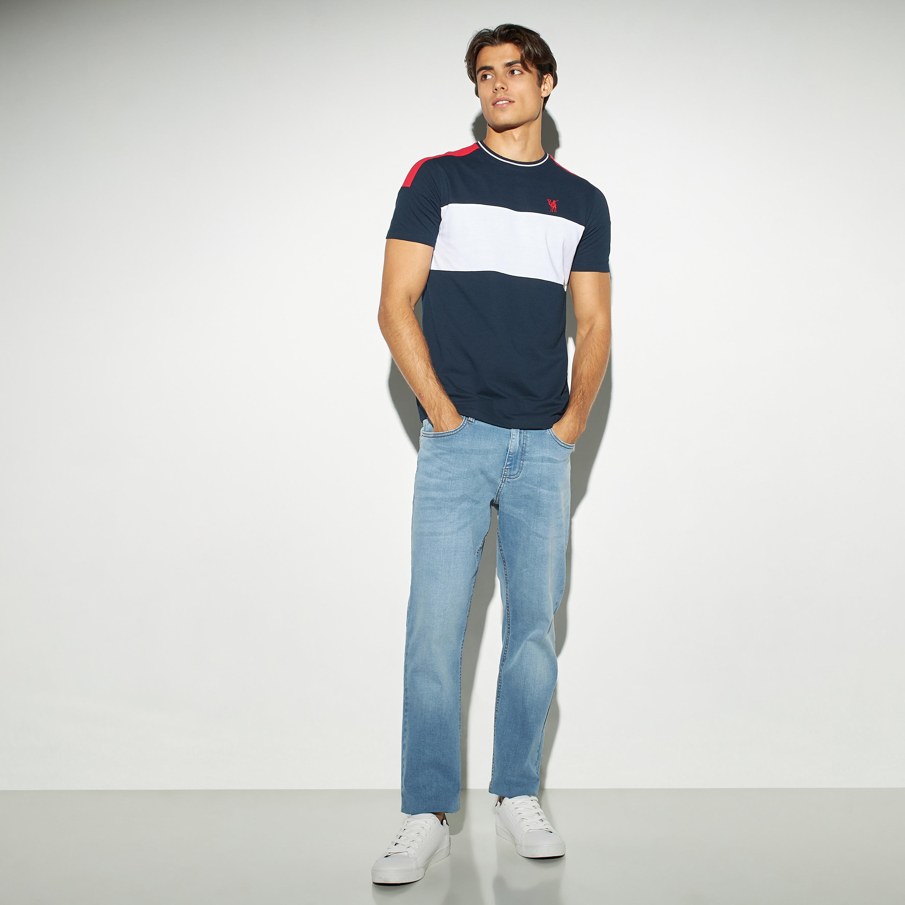 تيشيرت بقوالب ملوّنة وياقة ضيقة وأكمام قصيرة-men-clothing-tshirtsandpolos-tshirts-image-2