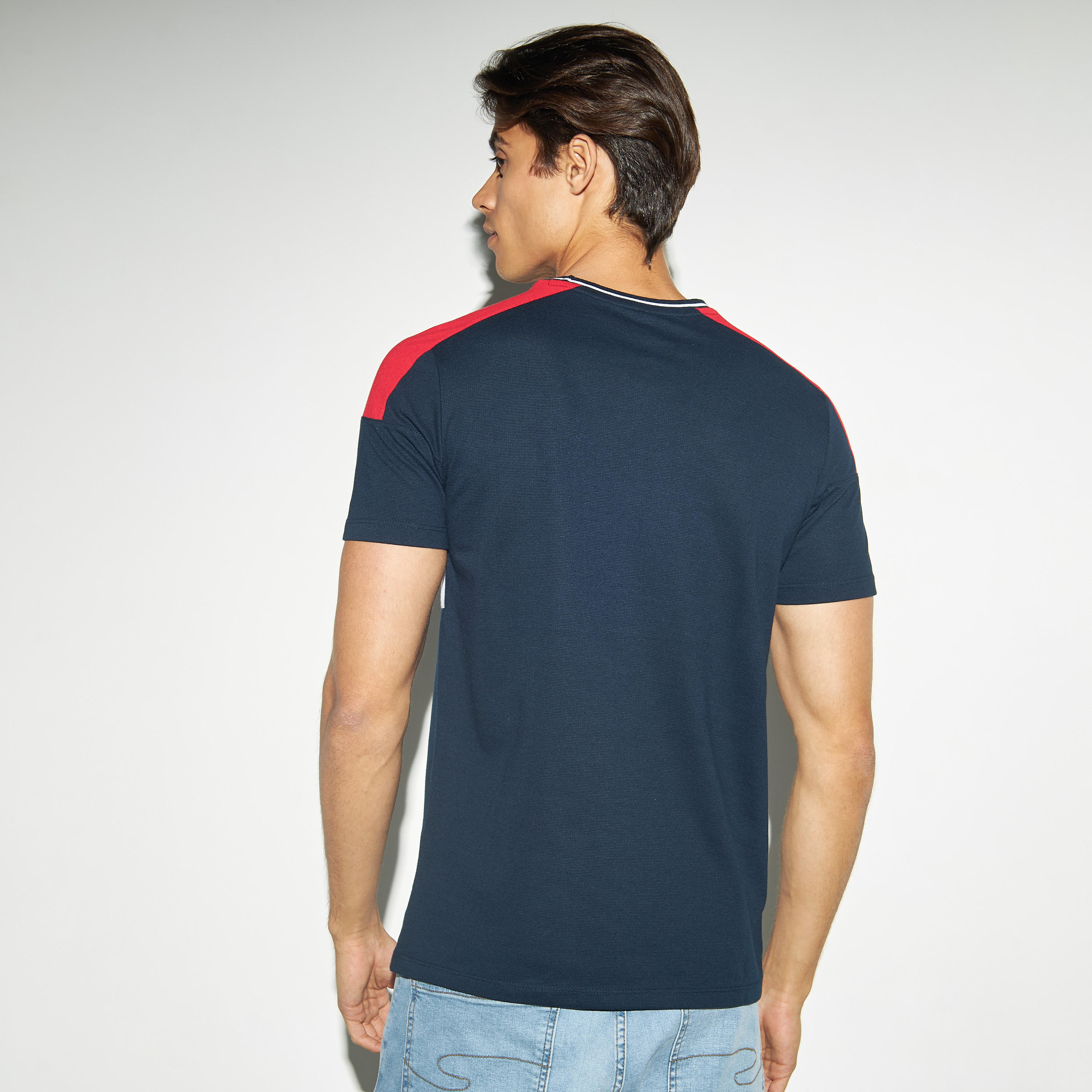 تيشيرت بقوالب ملوّنة وياقة ضيقة وأكمام قصيرة-men-clothing-tshirtsandpolos-tshirts-image-3