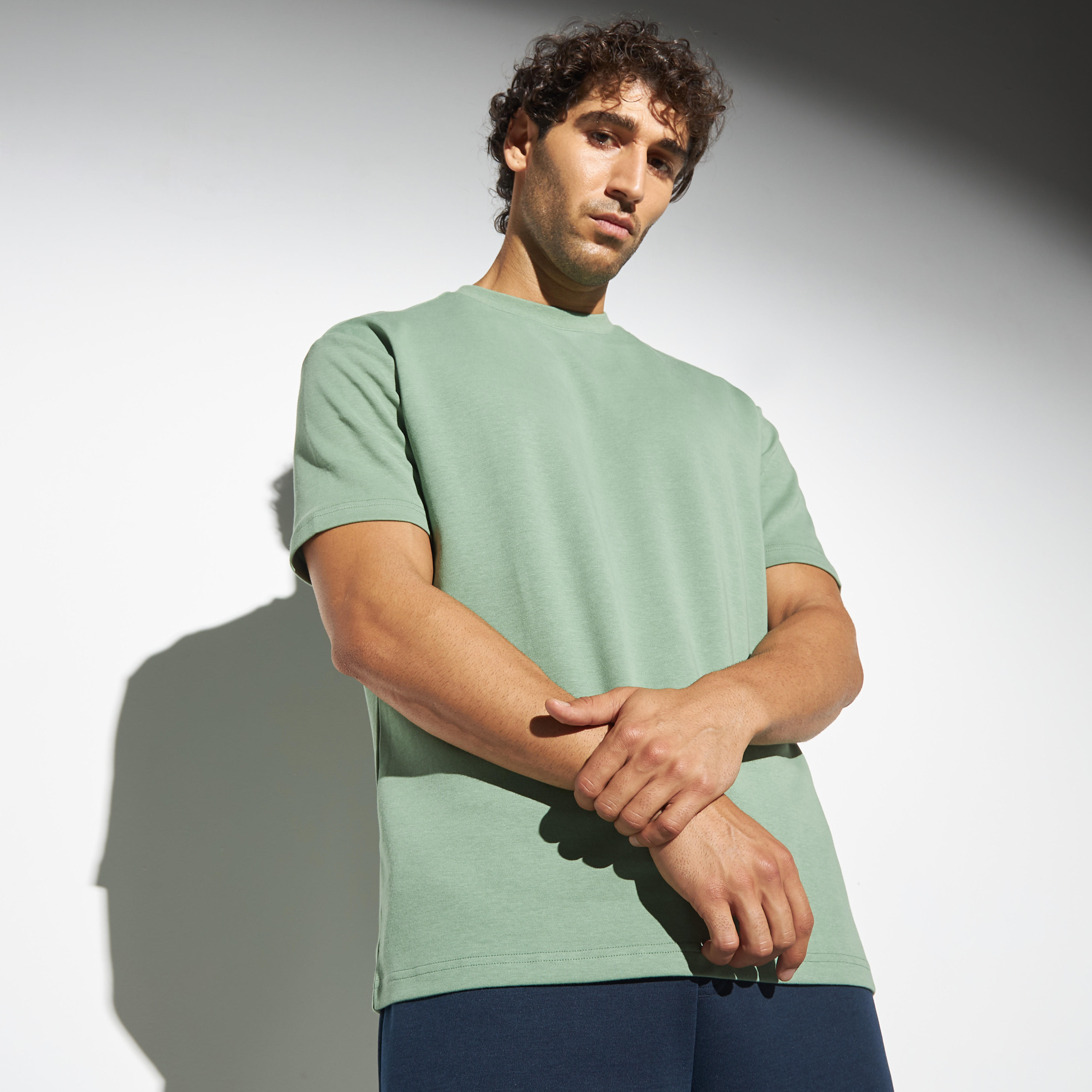 تيشيرت سادة بياقة ضيّقة وأكمام قصيرة-men-clothing-tshirtsandpolos-tshirts-image-1