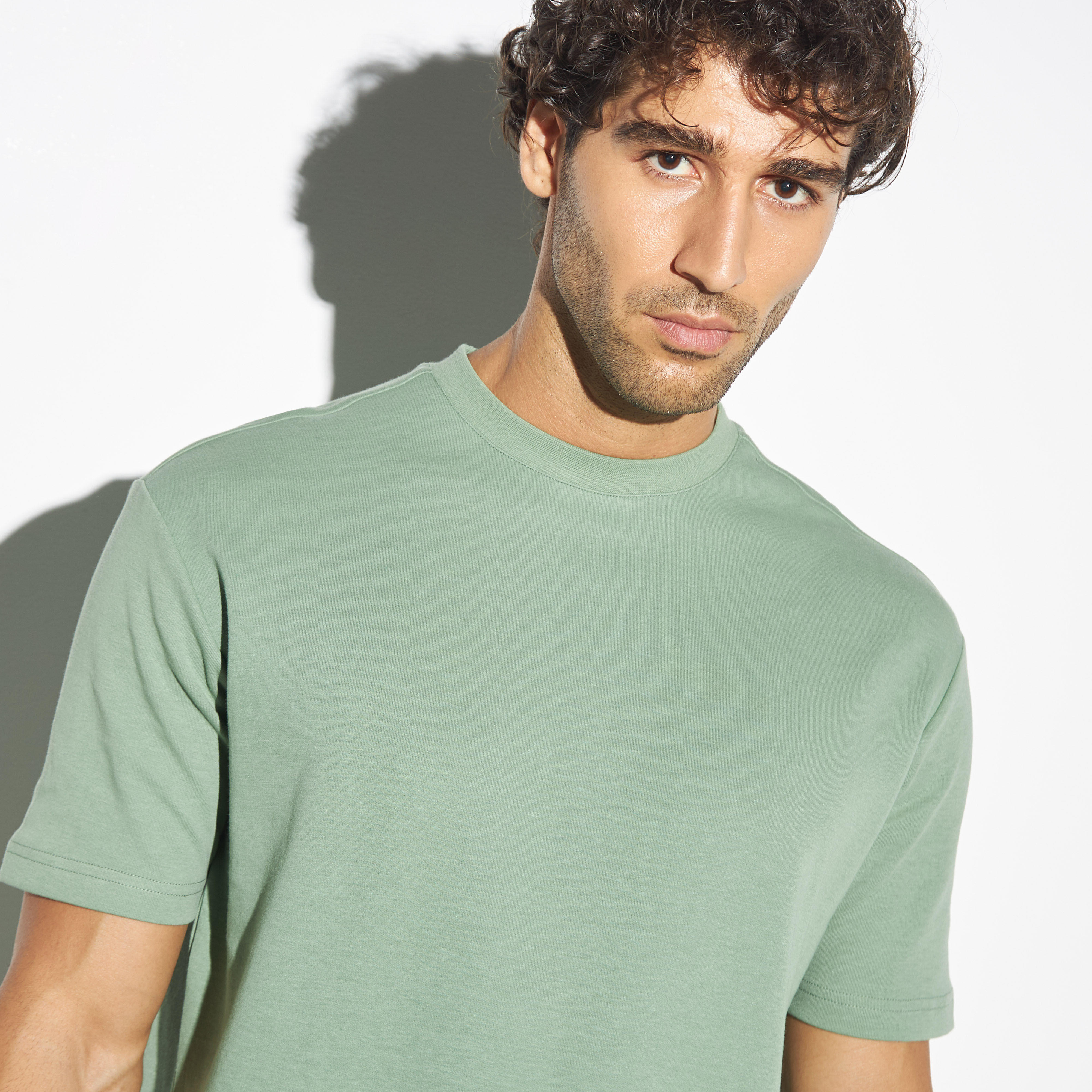 تيشيرت سادة بياقة ضيّقة وأكمام قصيرة-men-clothing-tshirtsandpolos-tshirts-image-5