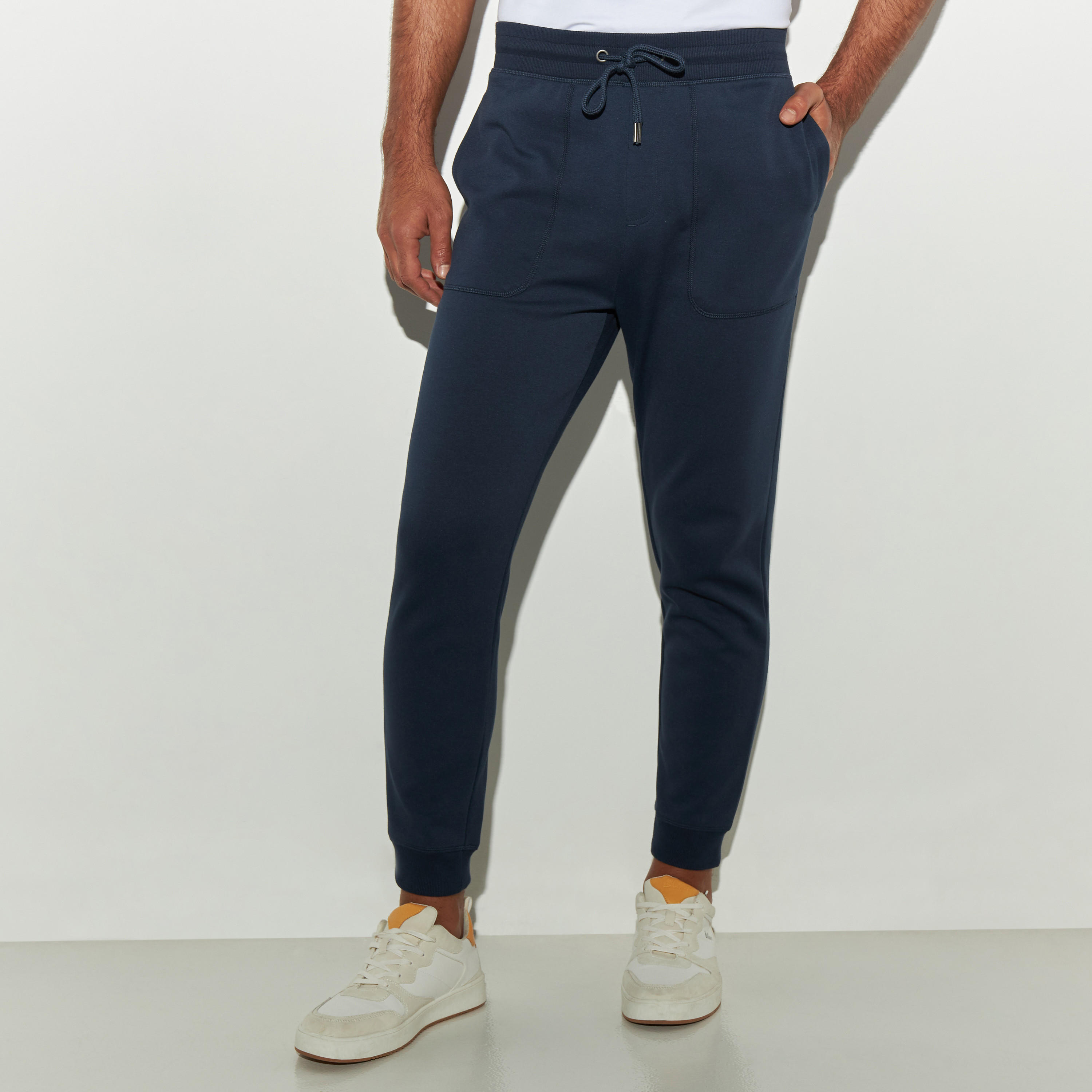 بنطلون رياضي بقصّة مريحة ورباط إغلاق وجيوب-men-clothing-bottoms-joggers-image-4