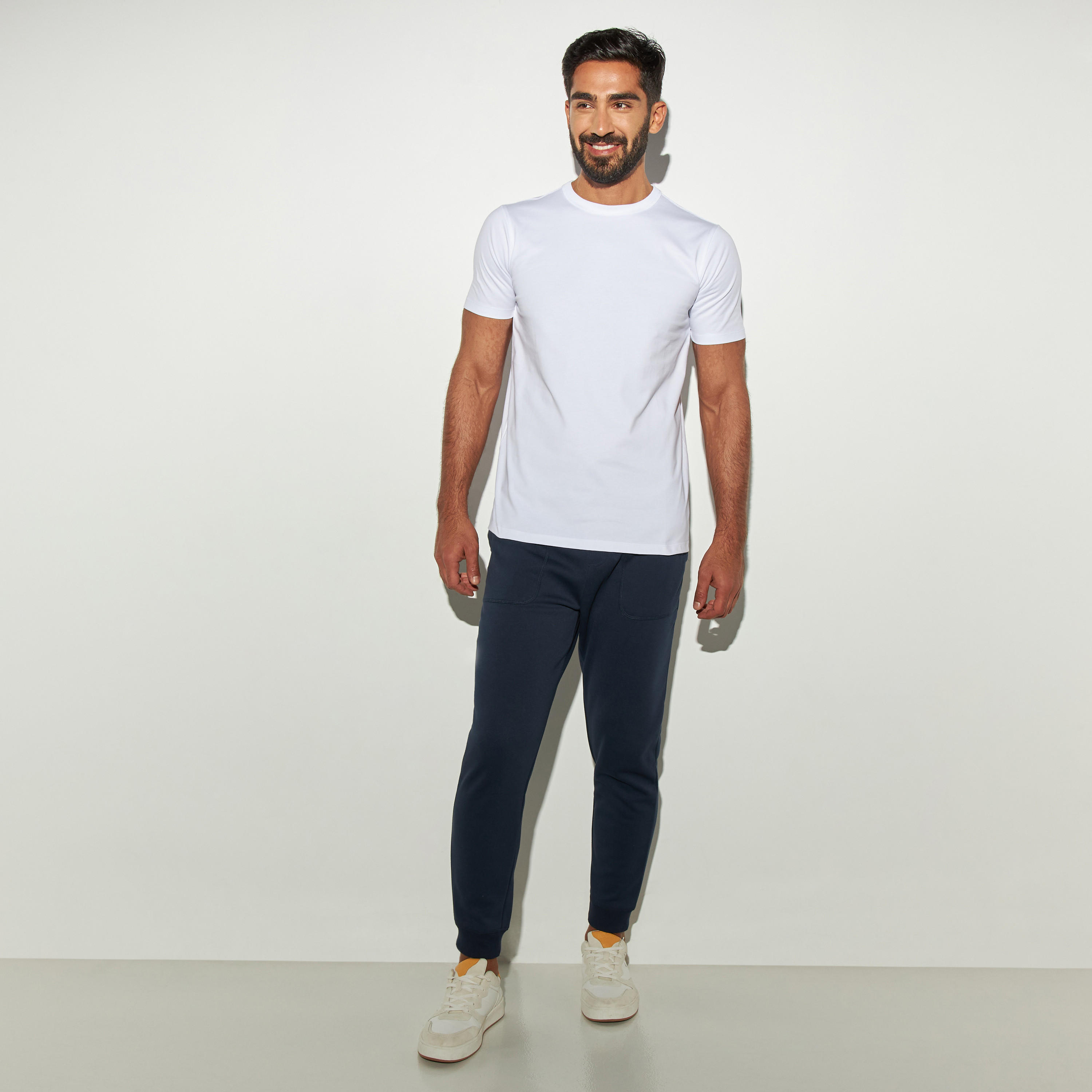 بنطلون رياضي بقصّة مريحة ورباط إغلاق وجيوب-men-clothing-bottoms-joggers-image-3