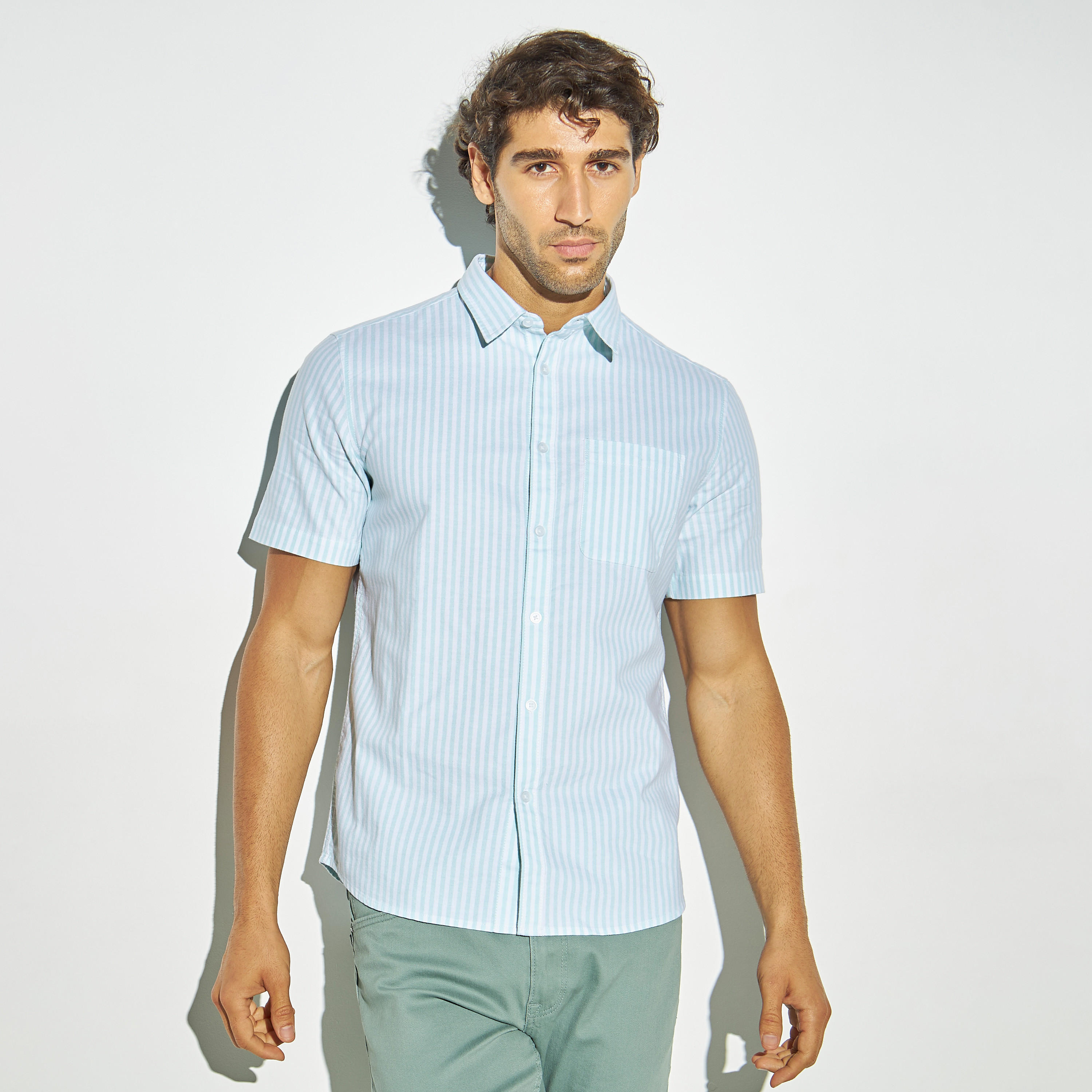قميص أكسفورد مقلّم بأكمام قصيرة وجيوب-men-clothing-shirts-image-1