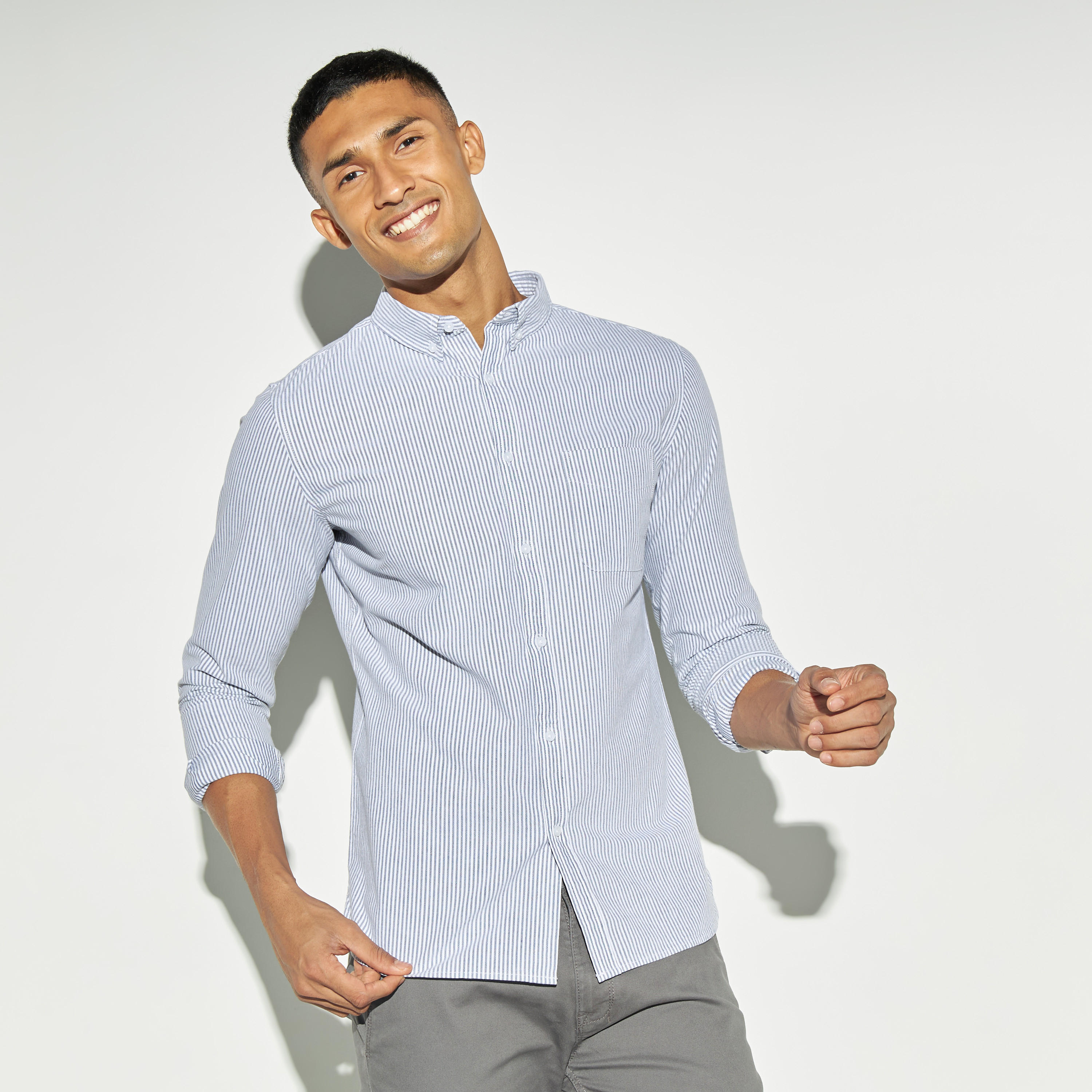 قميص أكسفورد مقلّم بأكمام طويلة وجيوب-men-clothing-shirts-image-1