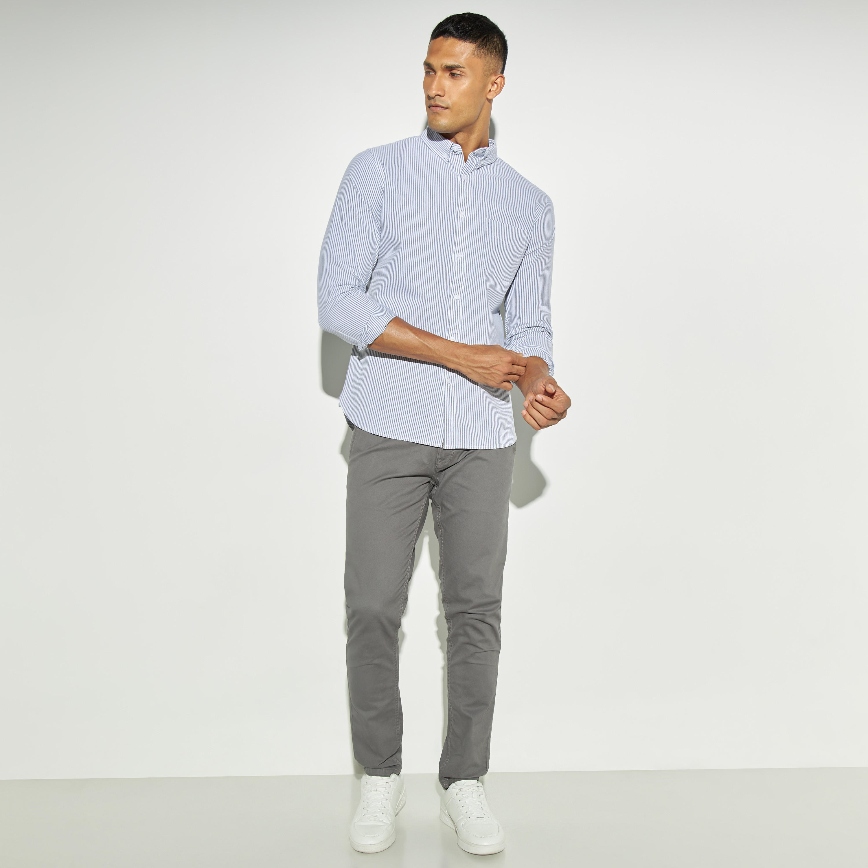 قميص أكسفورد مقلّم بأكمام طويلة وجيوب-men-clothing-shirts-image-2