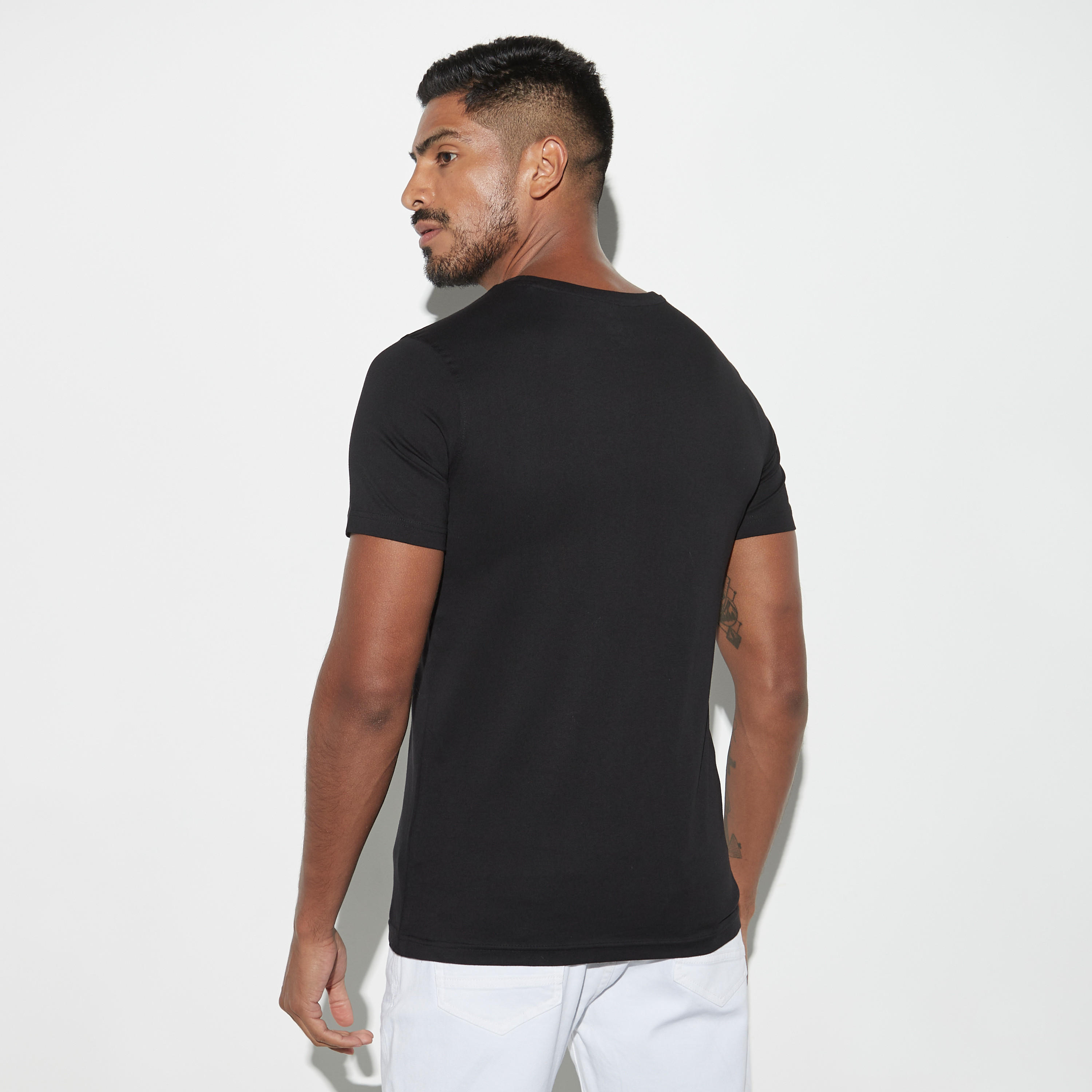 تيشيرت بياقة ضيقة وأكمام قصيرة وطبعات-men-clothing-tshirtsandpolos-tshirts-image-3