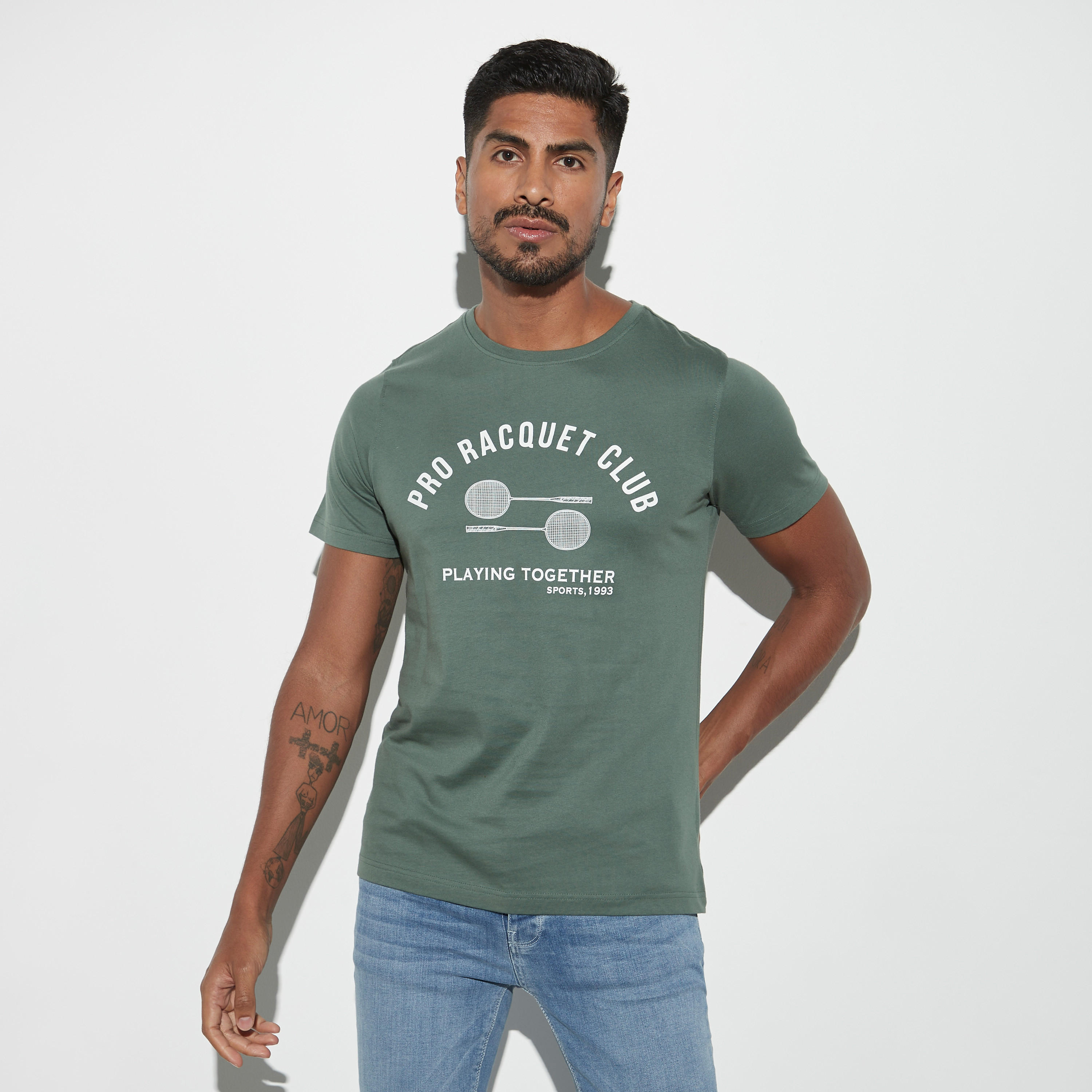 تيشيرت بياقة ضيقة وأكمام قصيرة وطبعات-men-clothing-tshirtsandpolos-tshirts-image-1