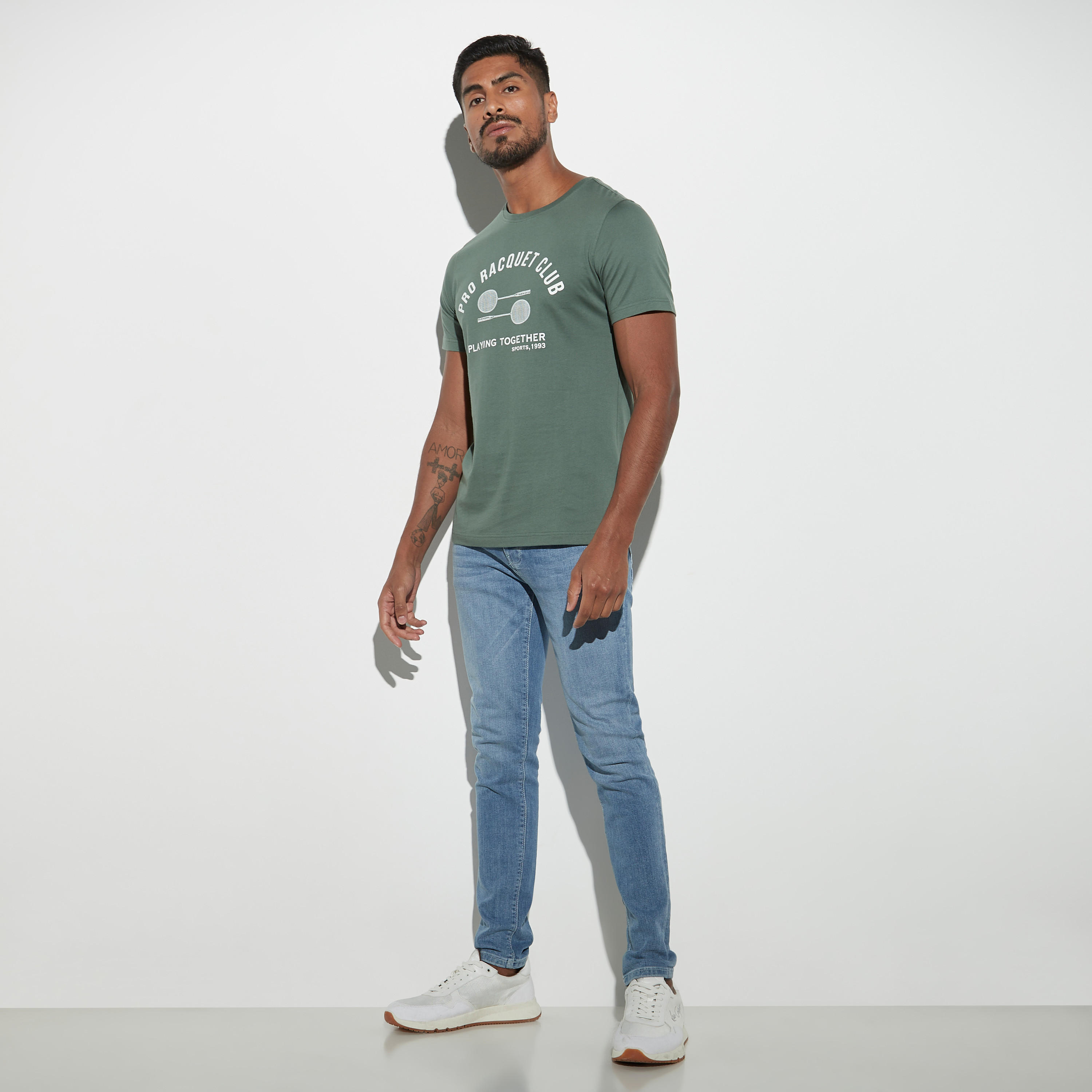 تيشيرت بياقة ضيقة وأكمام قصيرة وطبعات-men-clothing-tshirtsandpolos-tshirts-image-2