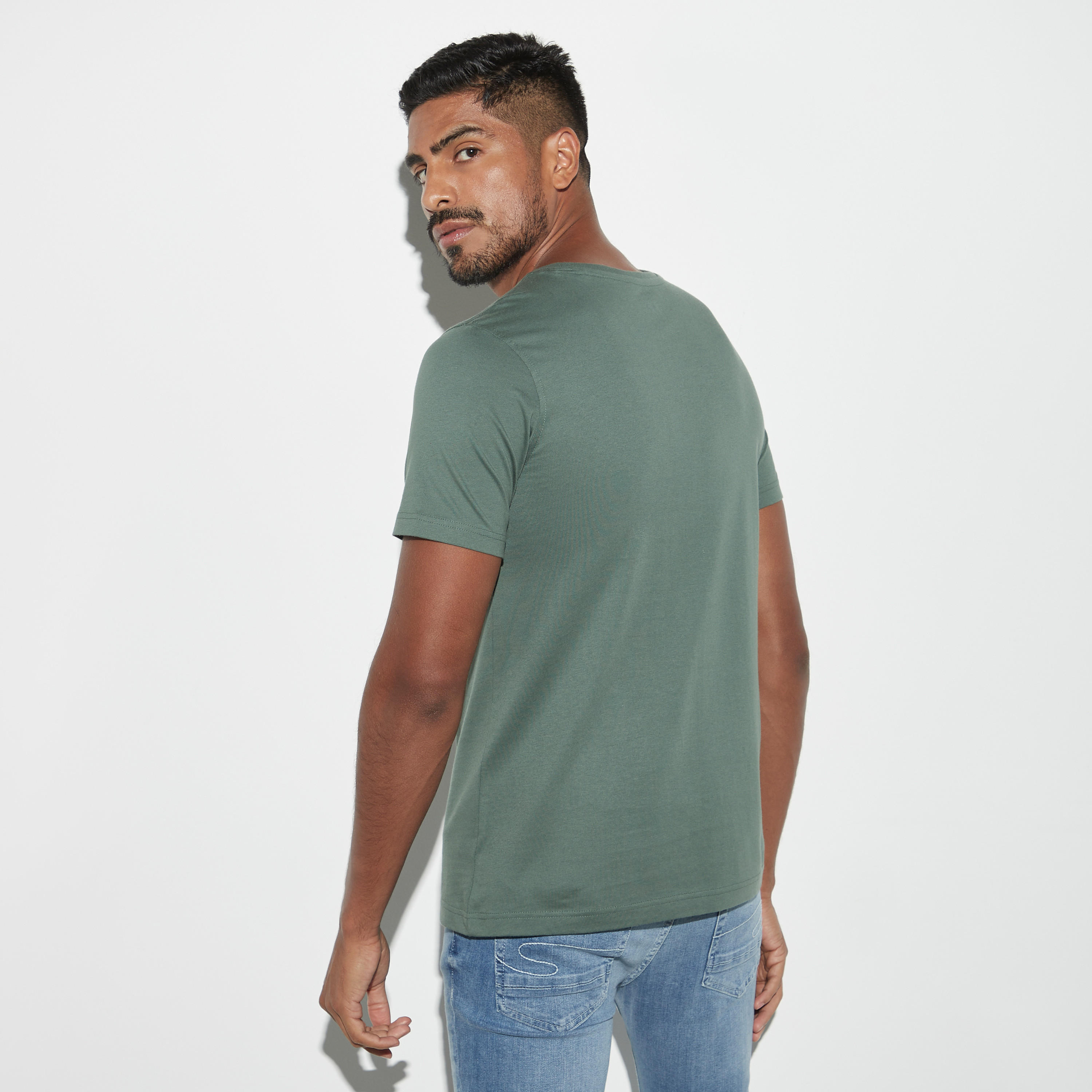 تيشيرت بياقة ضيقة وأكمام قصيرة وطبعات-men-clothing-tshirtsandpolos-tshirts-image-3