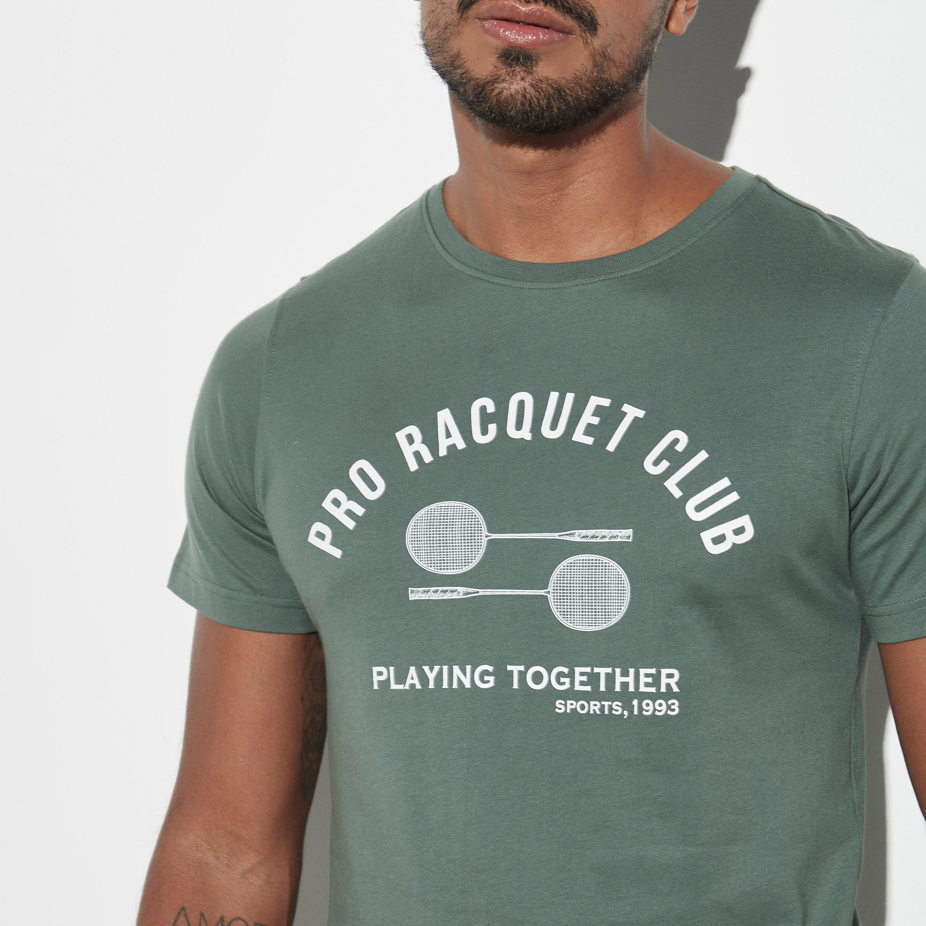 تيشيرت بياقة ضيقة وأكمام قصيرة وطبعات-men-clothing-tshirtsandpolos-tshirts-image-4