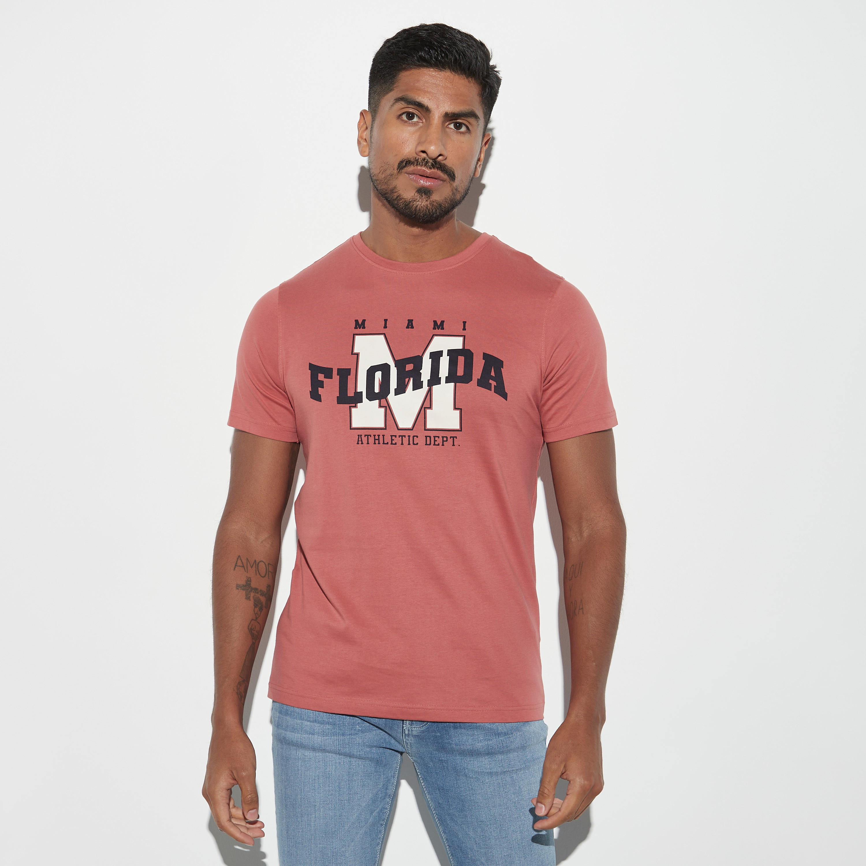 تيشيرت بياقة ضيّقة وأكمام قصيرة وطبعات-men-clothing-tshirtsandpolos-tshirts-image-1