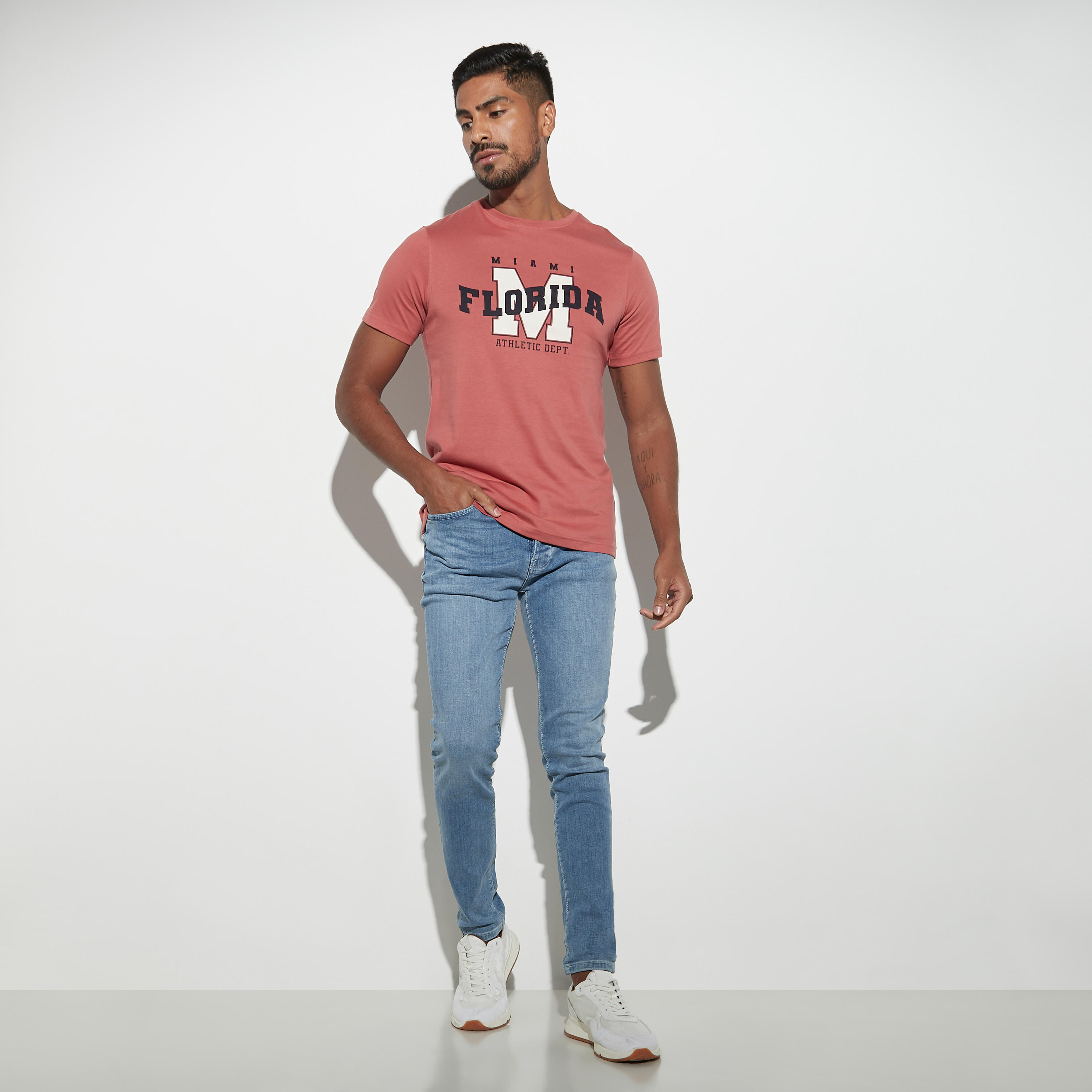 تيشيرت بياقة ضيّقة وأكمام قصيرة وطبعات-men-clothing-tshirtsandpolos-tshirts-image-2
