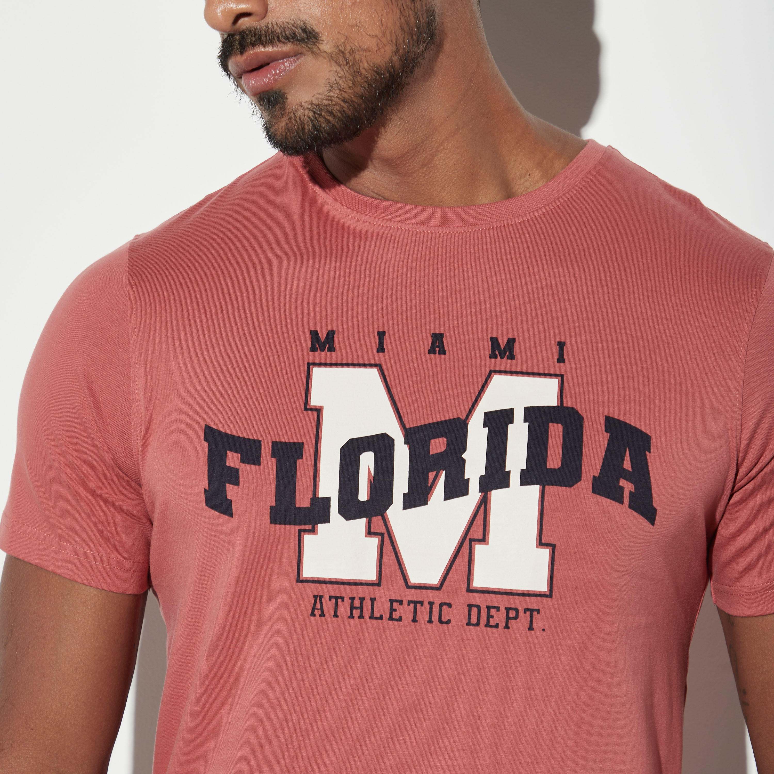 تيشيرت بياقة ضيّقة وأكمام قصيرة وطبعات-men-clothing-tshirtsandpolos-tshirts-image-4