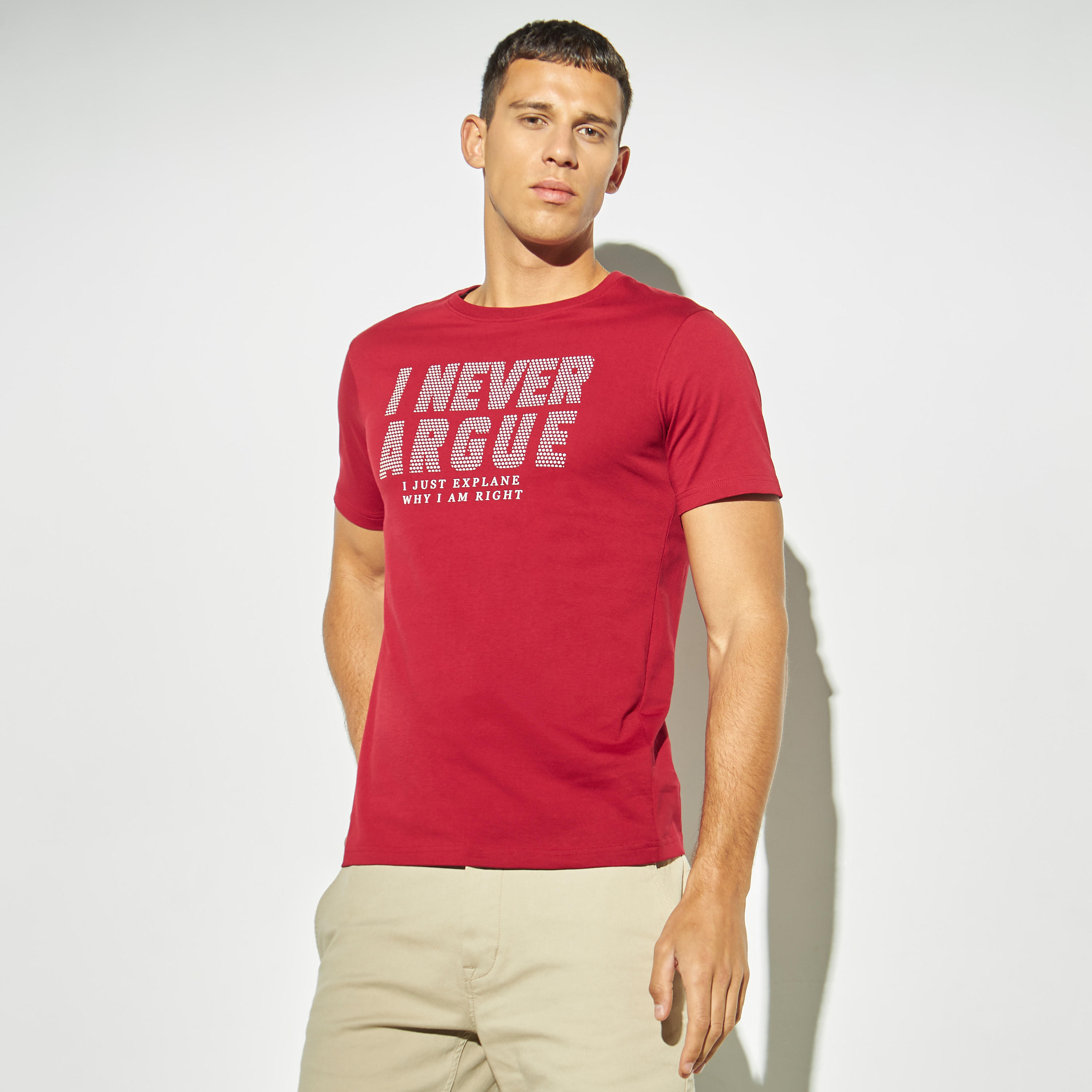 تيشيرت بياقة ضيقة وأكمام قصيرة وطبعات شعار-men-clothing-tshirtsandpolos-tshirts-image-1