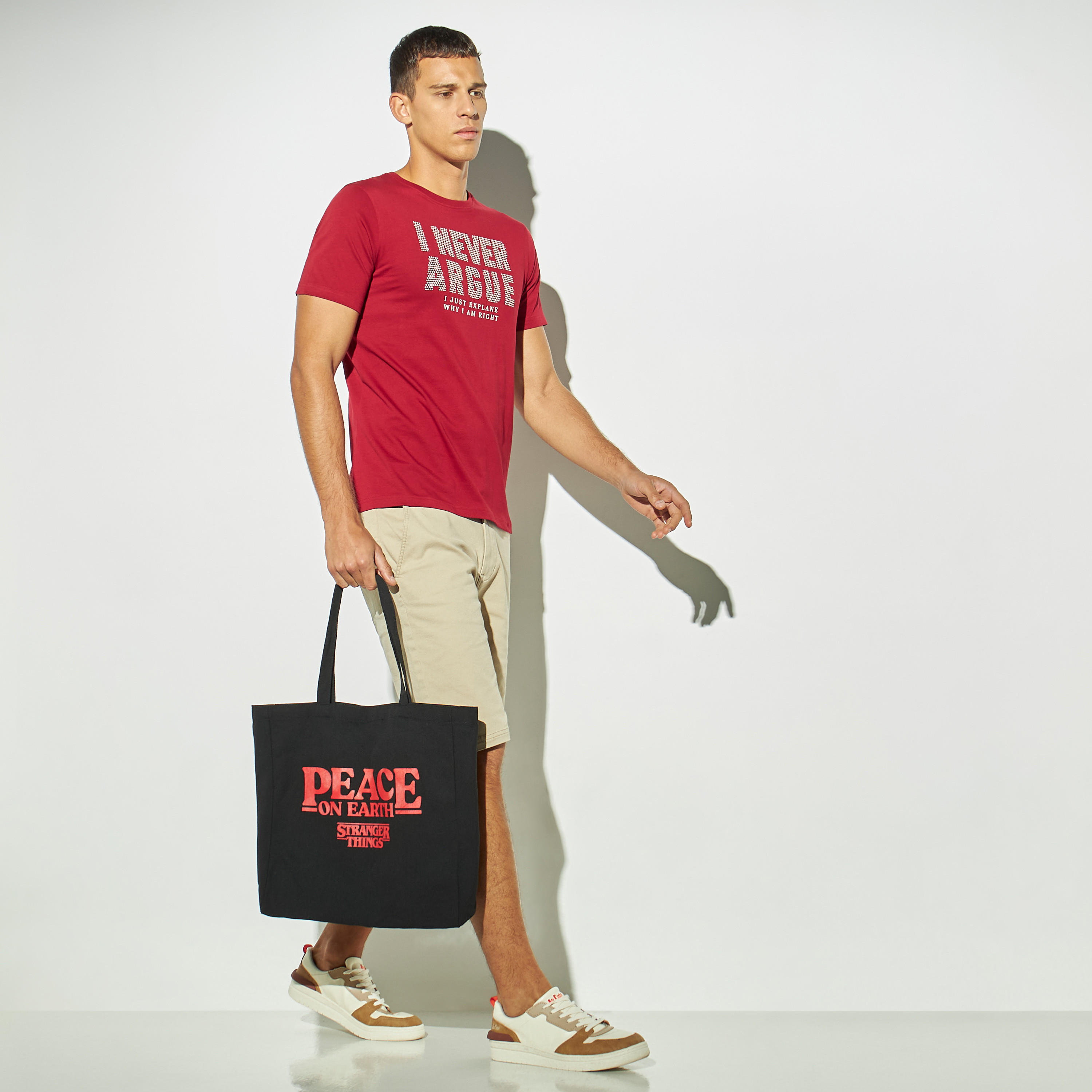 تيشيرت بياقة ضيقة وأكمام قصيرة وطبعات شعار-men-clothing-tshirtsandpolos-tshirts-image-2