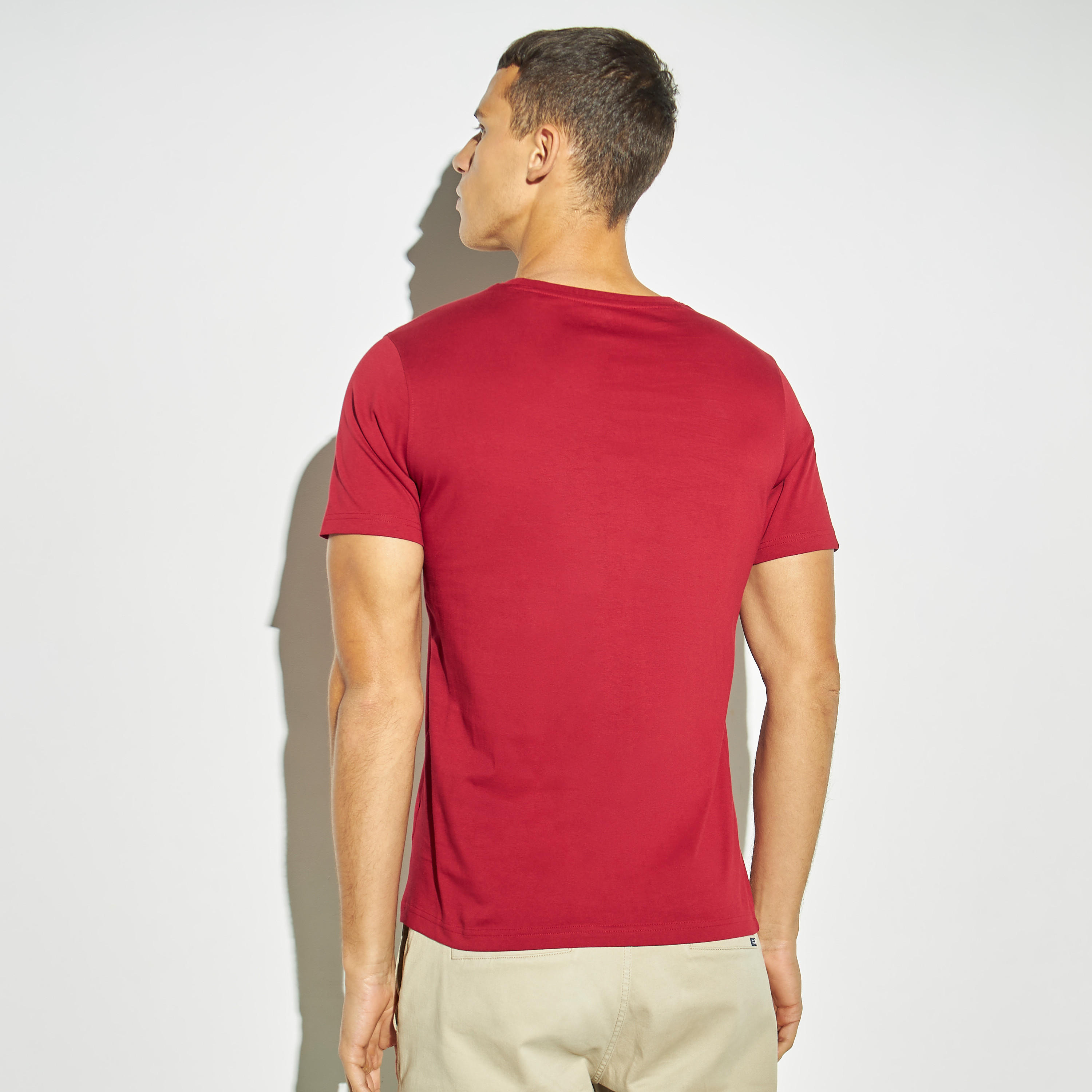 تيشيرت بياقة ضيقة وأكمام قصيرة وطبعات شعار-men-clothing-tshirtsandpolos-tshirts-image-3