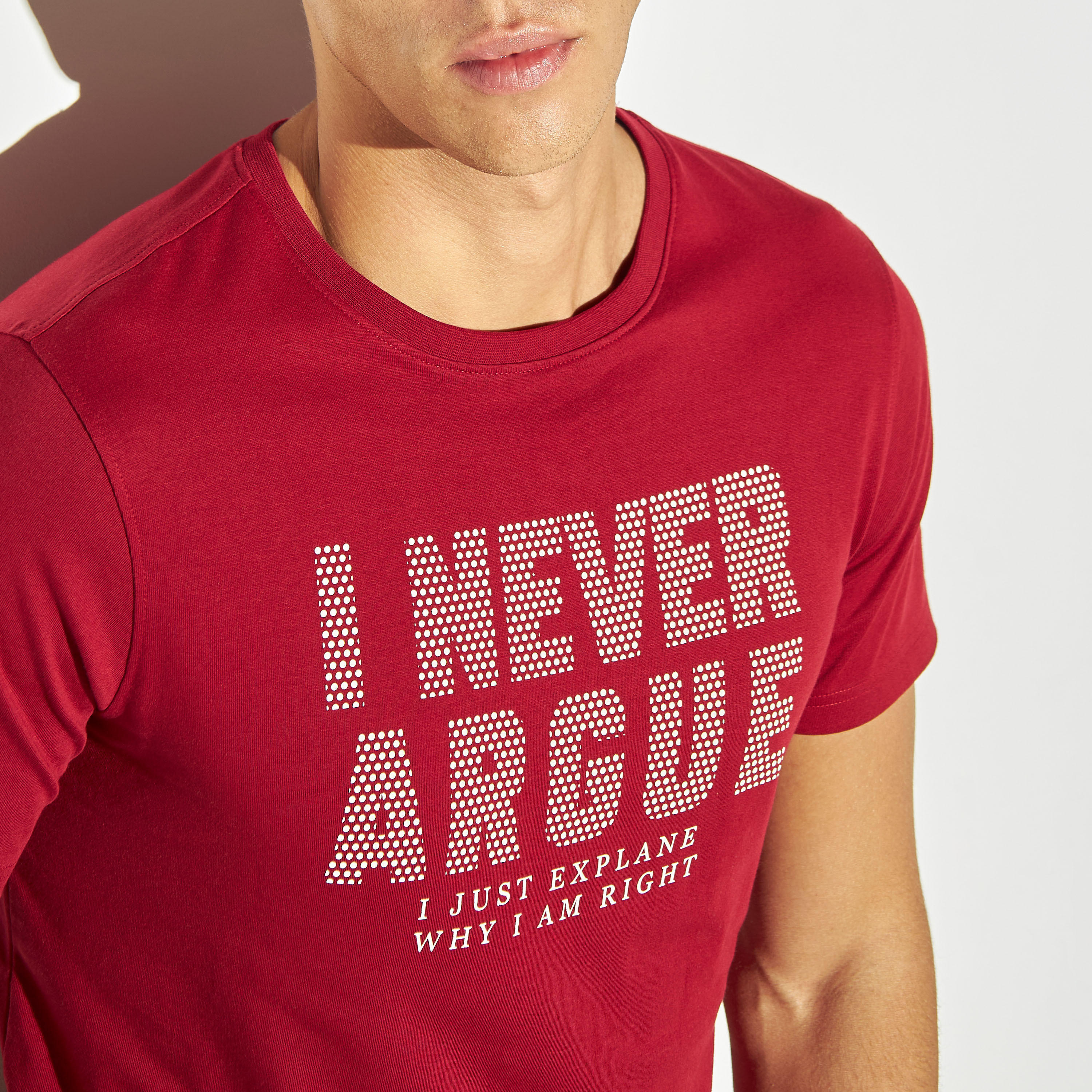 تيشيرت بياقة ضيقة وأكمام قصيرة وطبعات شعار-men-clothing-tshirtsandpolos-tshirts-image-4