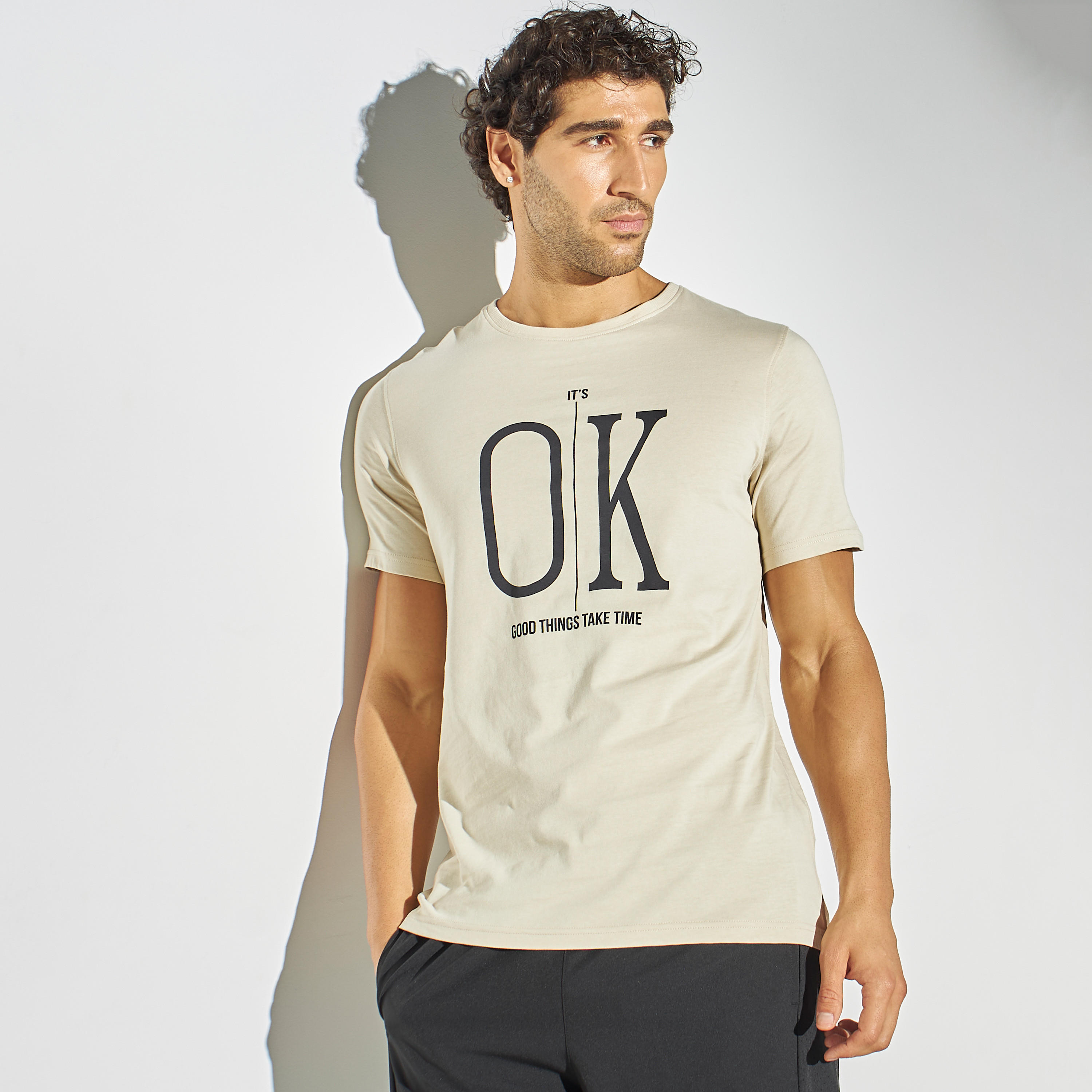 تيشيرت بياقة ضيقة وأكمام قصيرة وطبعات شعار-men-clothing-tshirtsandpolos-tshirts-image-1