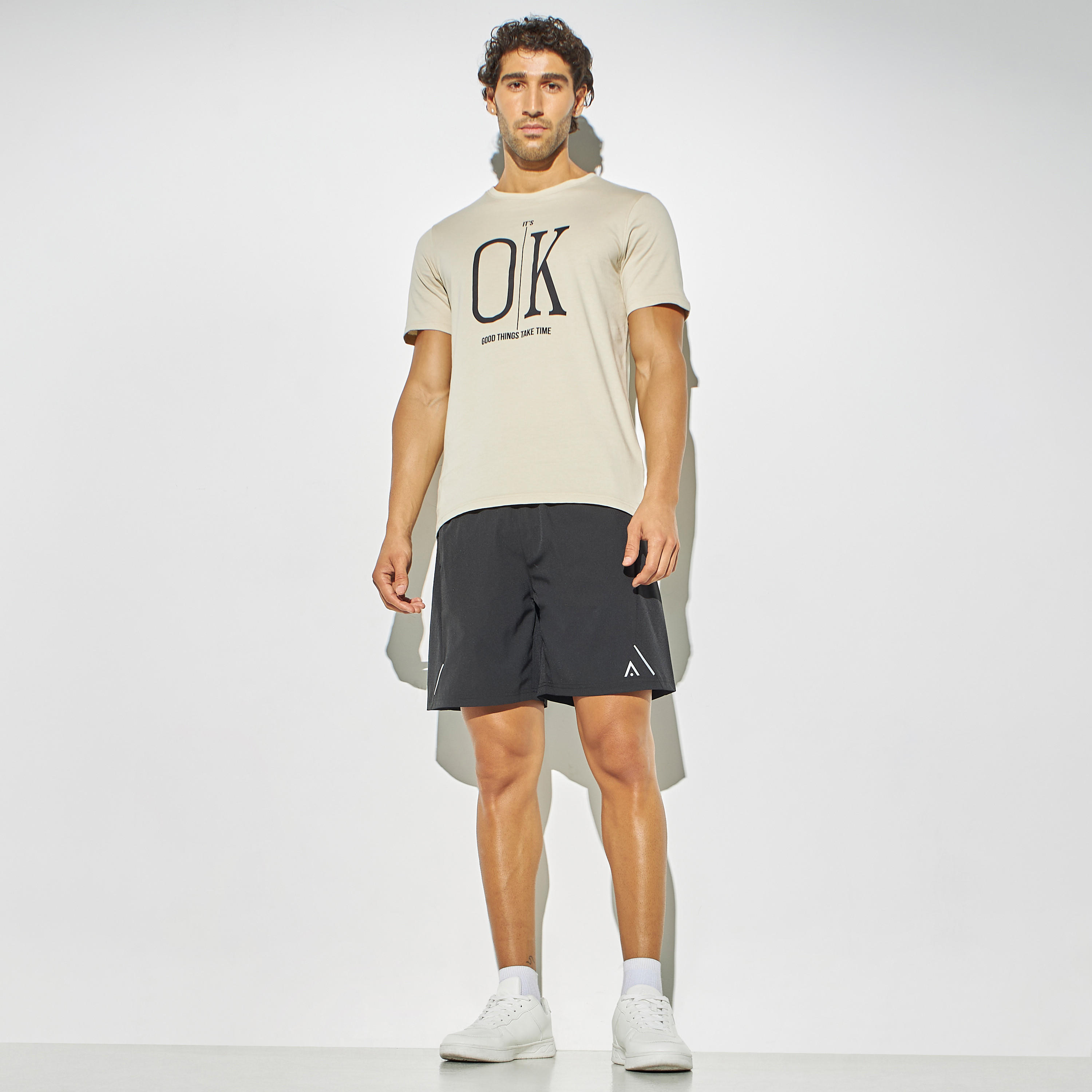 تيشيرت بياقة ضيقة وأكمام قصيرة وطبعات شعار-men-clothing-tshirtsandpolos-tshirts-image-2