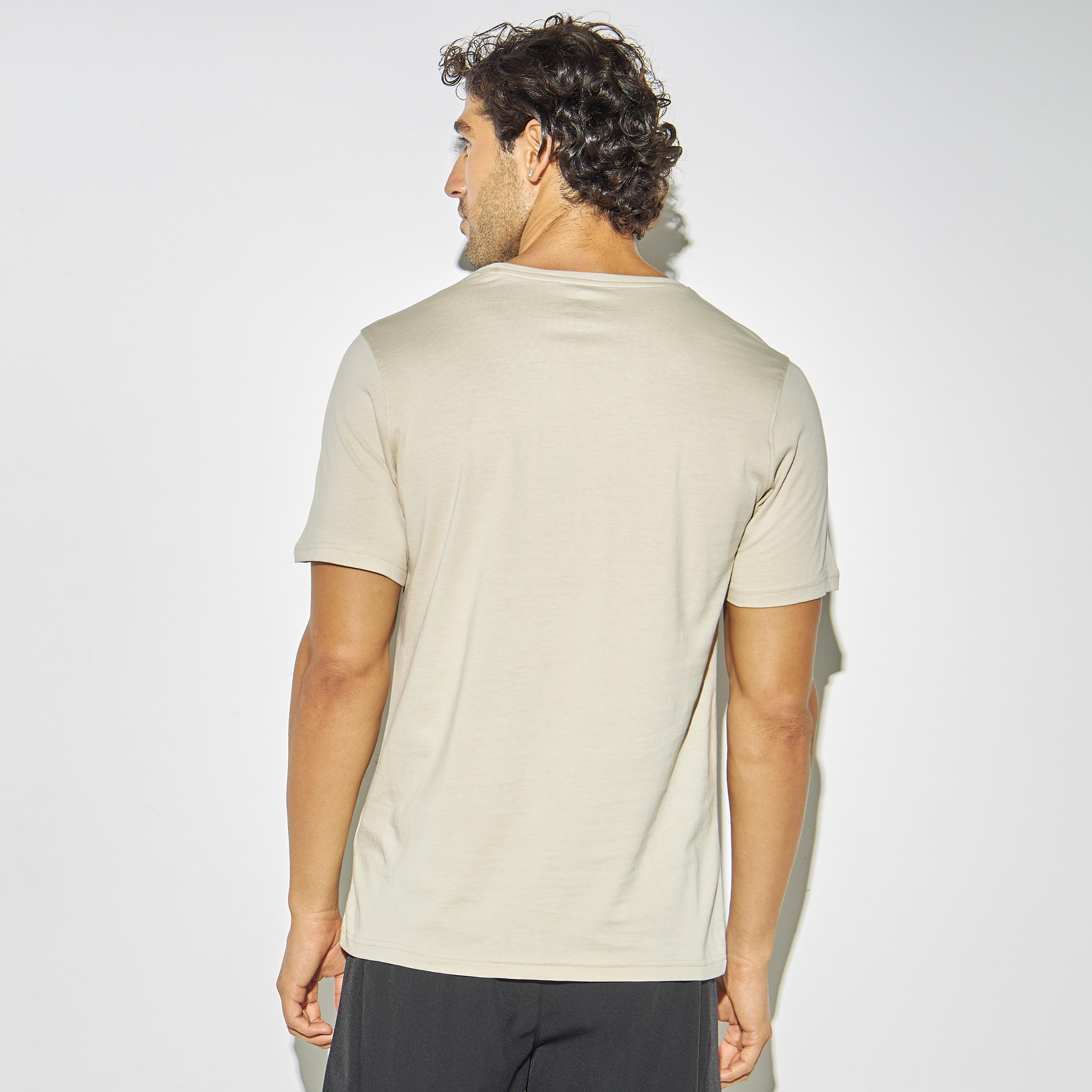 تيشيرت بياقة ضيقة وأكمام قصيرة وطبعات شعار-men-clothing-tshirtsandpolos-tshirts-image-3