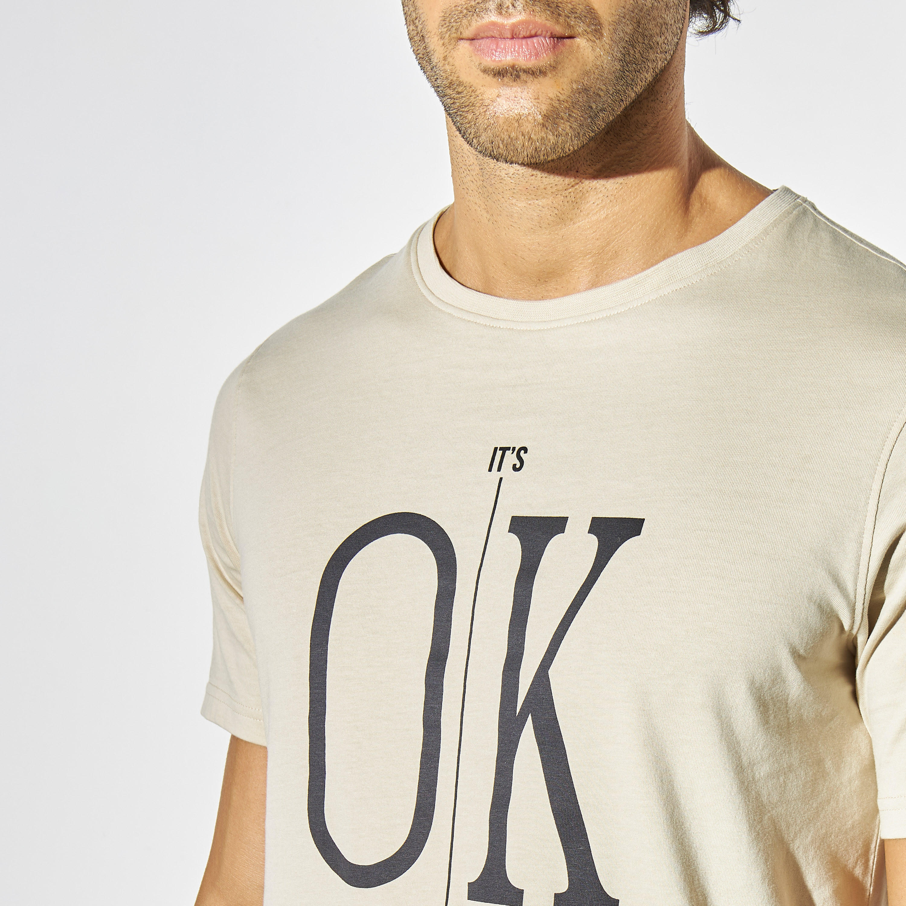 تيشيرت بياقة ضيقة وأكمام قصيرة وطبعات شعار-men-clothing-tshirtsandpolos-tshirts-image-4