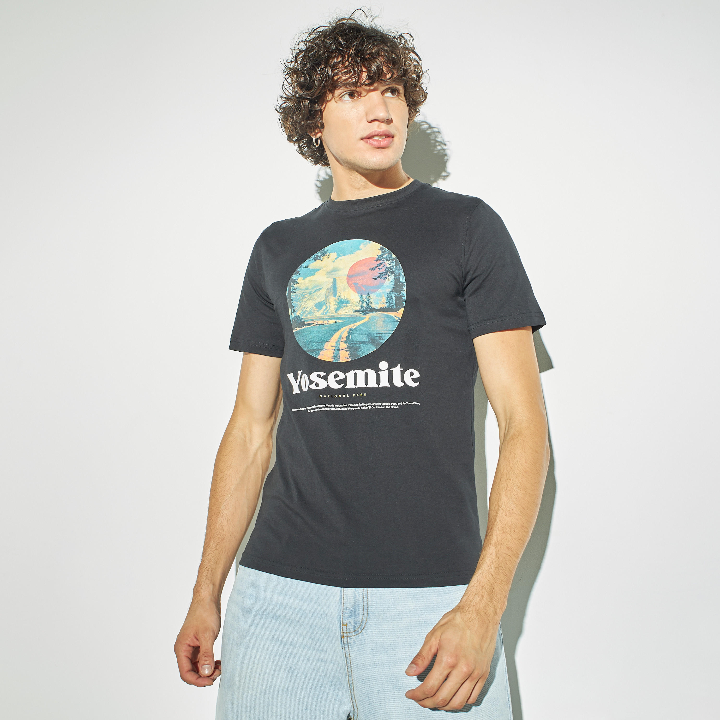 تيشيرت بياقة ضيّقة وأكمام قصيرة وطبعات-men-clothing-tshirtsandpolos-tshirts-image-1