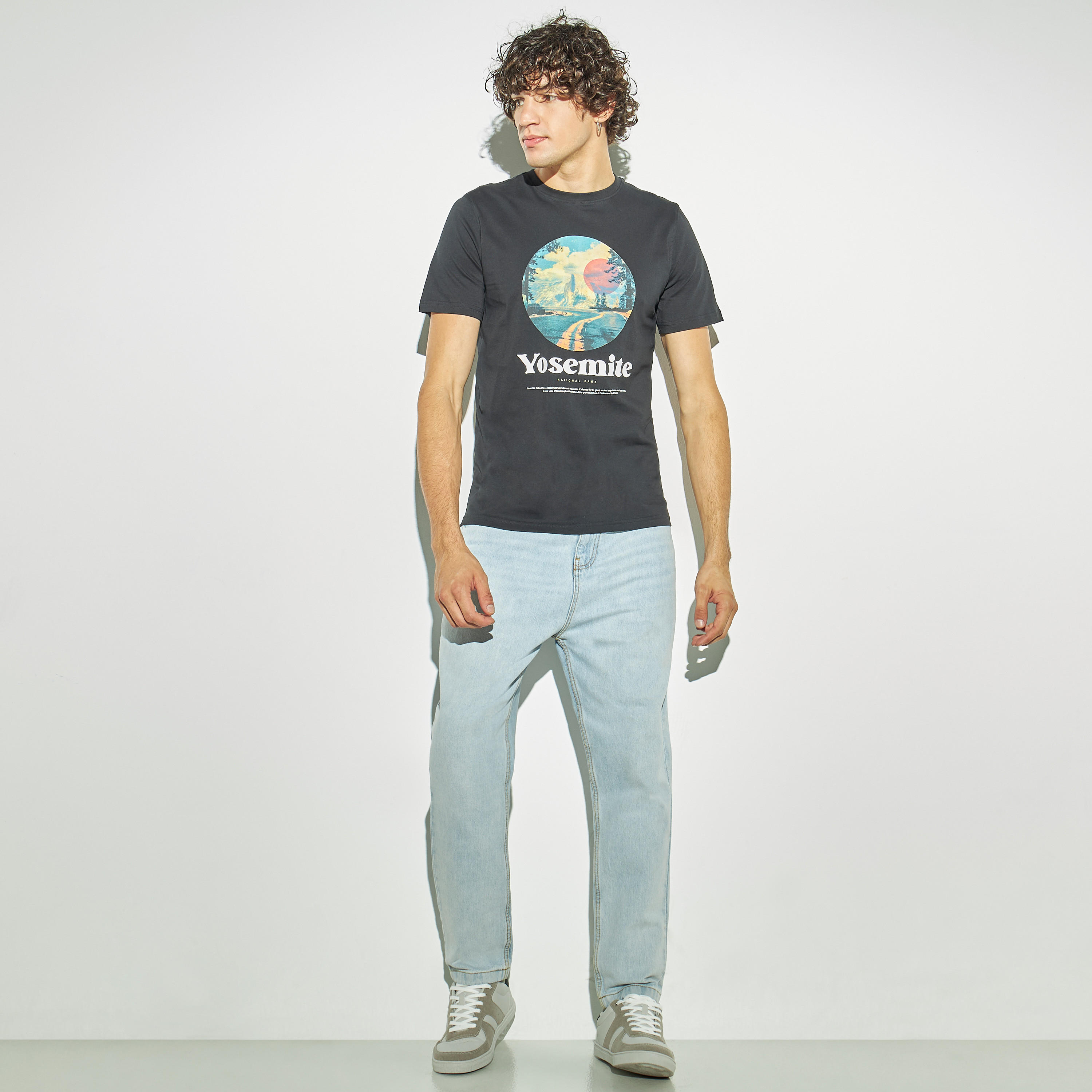 تيشيرت بياقة ضيّقة وأكمام قصيرة وطبعات-men-clothing-tshirtsandpolos-tshirts-image-2