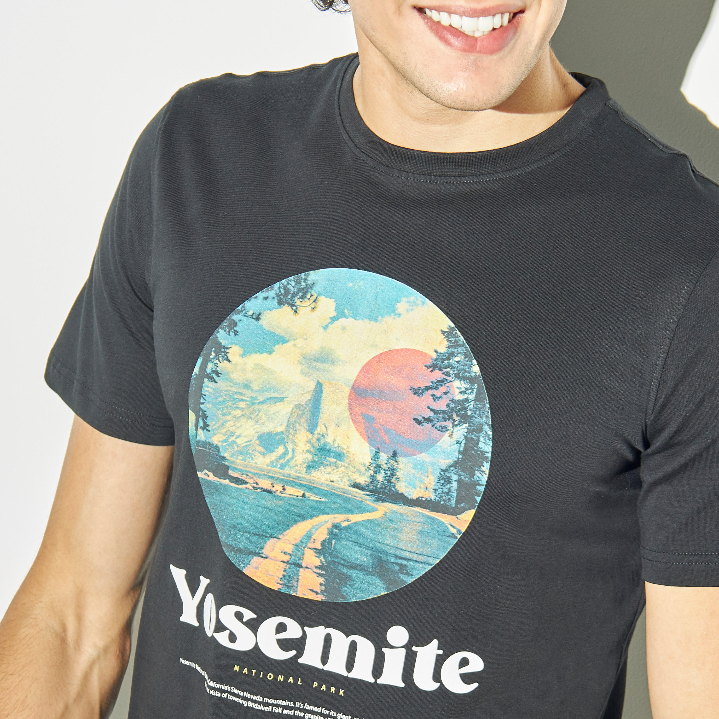 تيشيرت بياقة ضيّقة وأكمام قصيرة وطبعات-men-clothing-tshirtsandpolos-tshirts-image-4