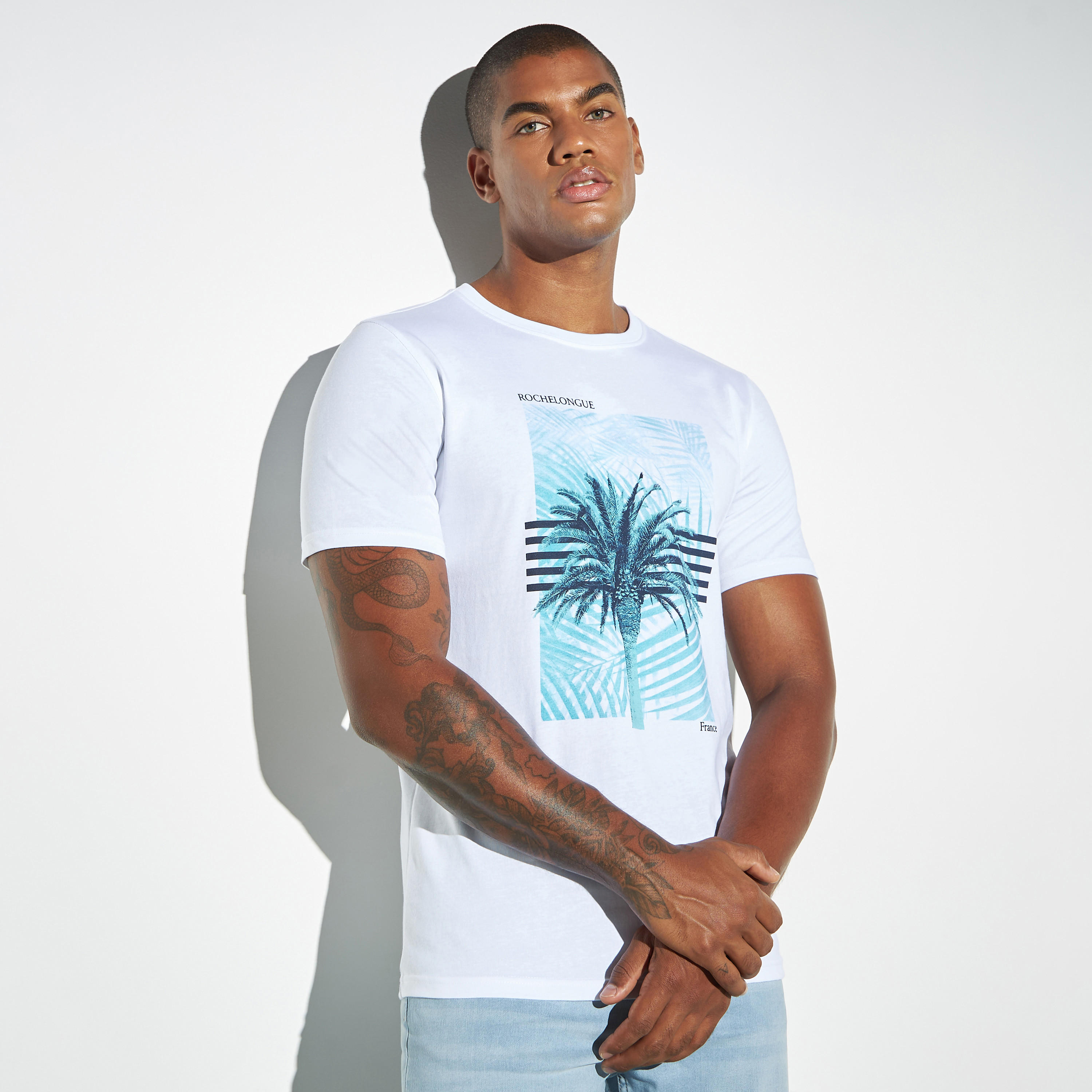 تيشيرت بياقة ضيّقة وأكمام قصيرة وطبعات جرافيك-men-clothing-tshirtsandpolos-tshirts-image-1