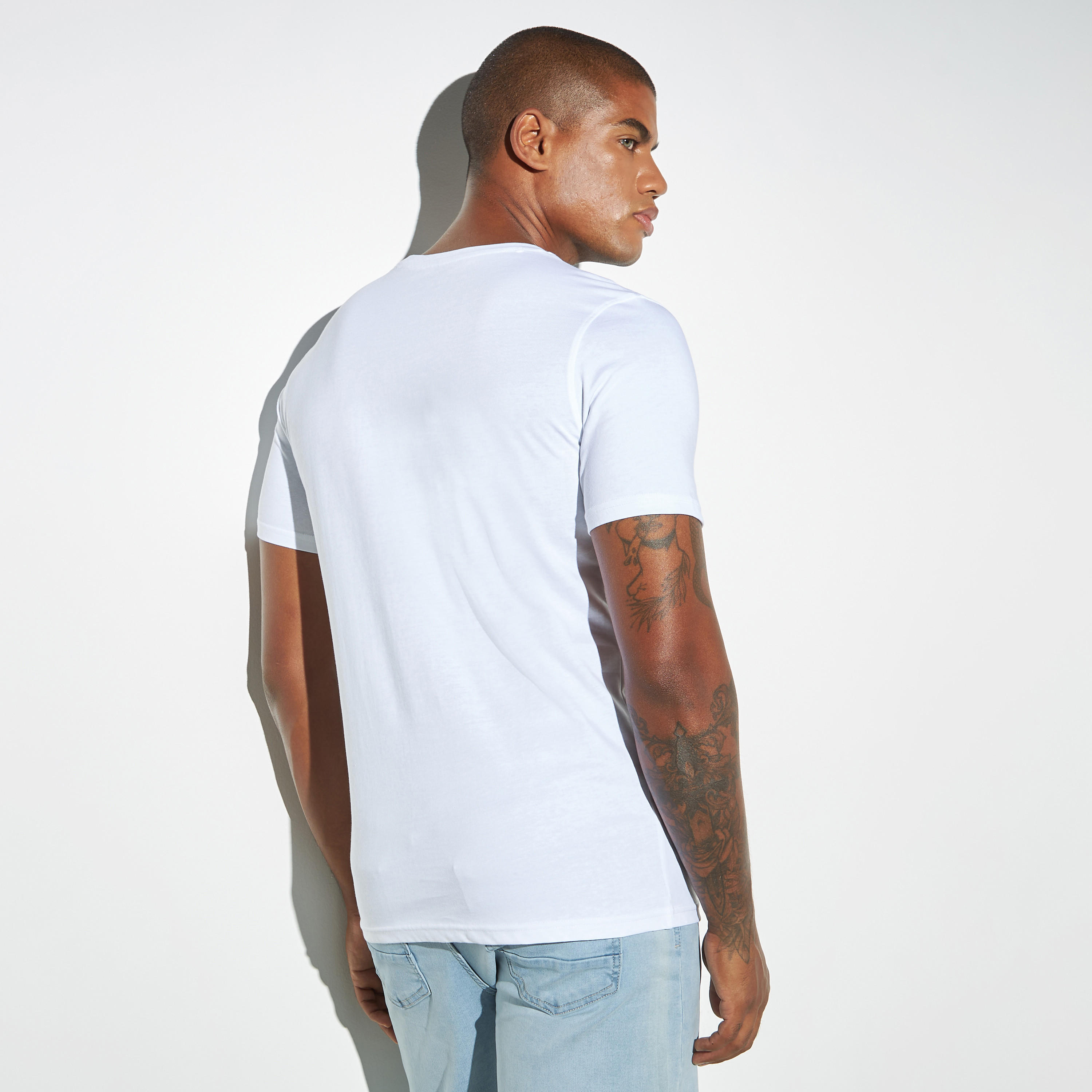 تيشيرت بياقة ضيّقة وأكمام قصيرة وطبعات جرافيك-men-clothing-tshirtsandpolos-tshirts-image-2