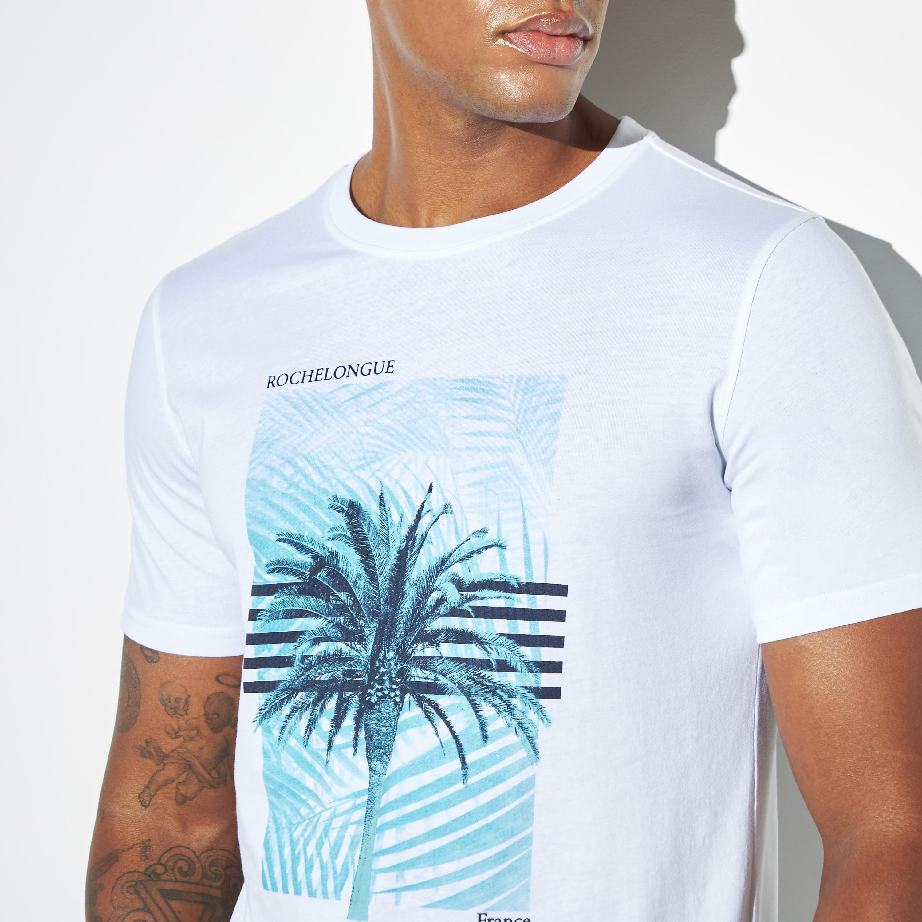 تيشيرت بياقة ضيّقة وأكمام قصيرة وطبعات جرافيك-men-clothing-tshirtsandpolos-tshirts-image-3