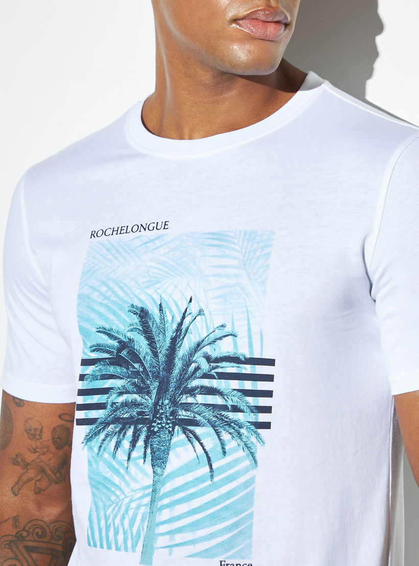 تيشيرت بياقة ضيّقة وأكمام قصيرة وطبعات جرافيك-men-clothing-tshirtsandpolos-tshirts-image-3