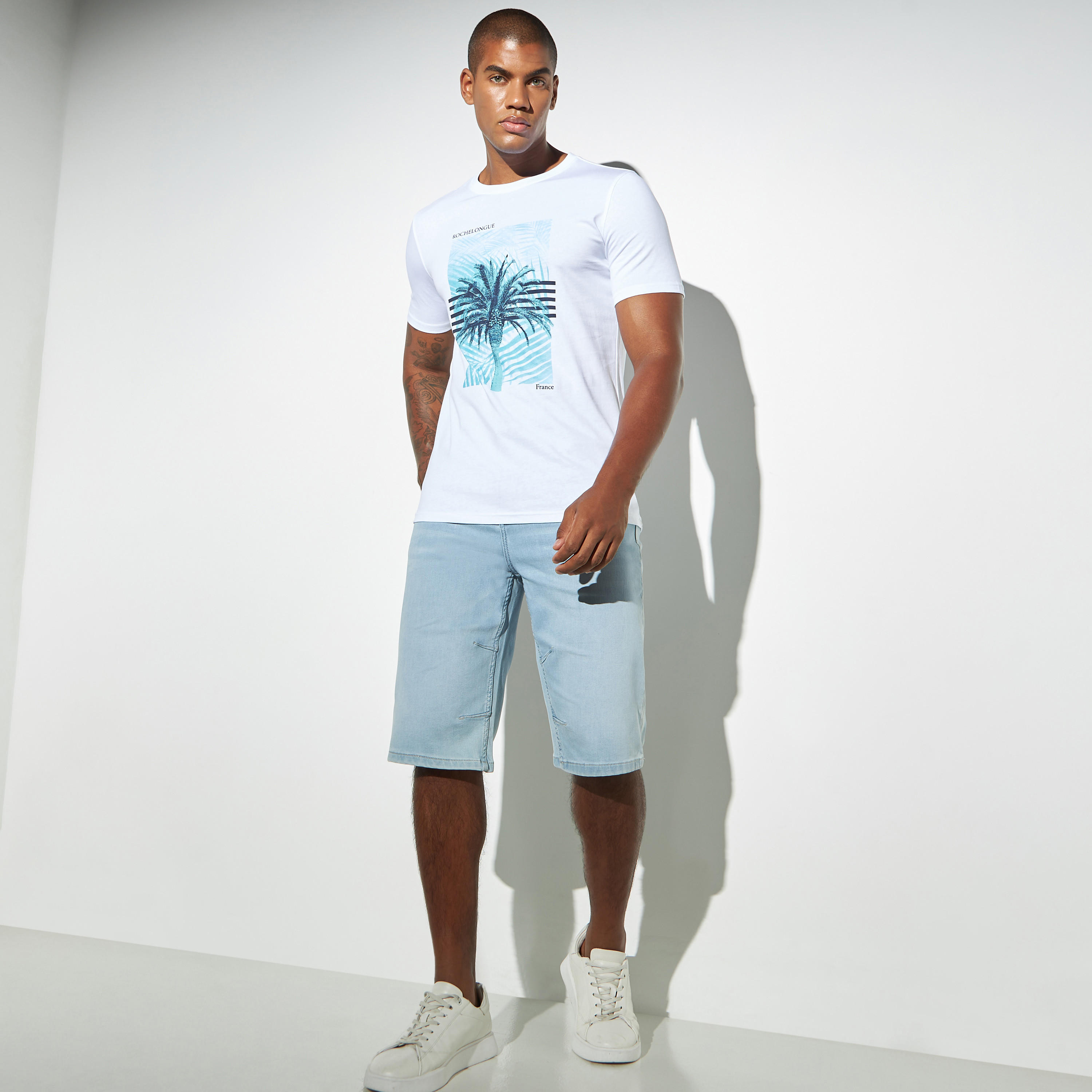 تيشيرت بياقة ضيّقة وأكمام قصيرة وطبعات جرافيك-men-clothing-tshirtsandpolos-tshirts-image-4