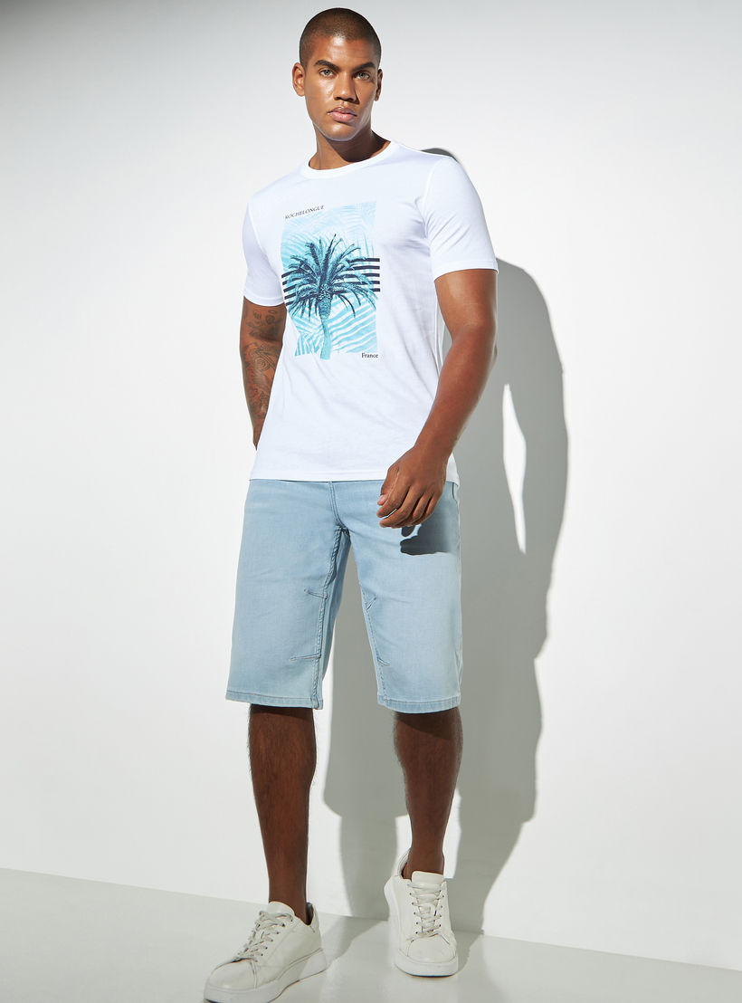 تيشيرت بياقة ضيّقة وأكمام قصيرة وطبعات جرافيك-men-clothing-tshirtsandpolos-tshirts-image-4