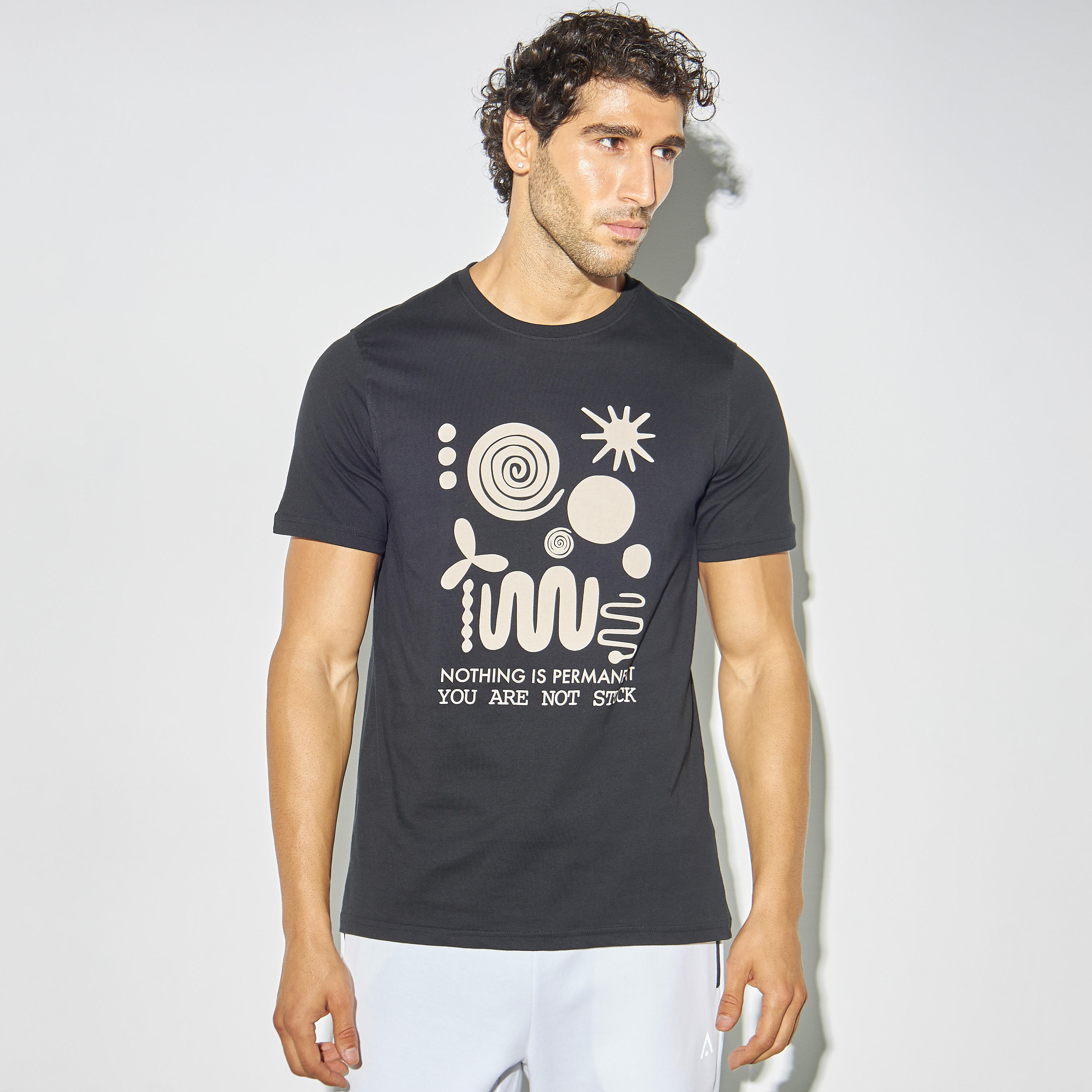 تيشيرت بياقة ضيقة وأكمام قصيرة وطبعات-men-clothing-tshirtsandpolos-tshirts-image-1