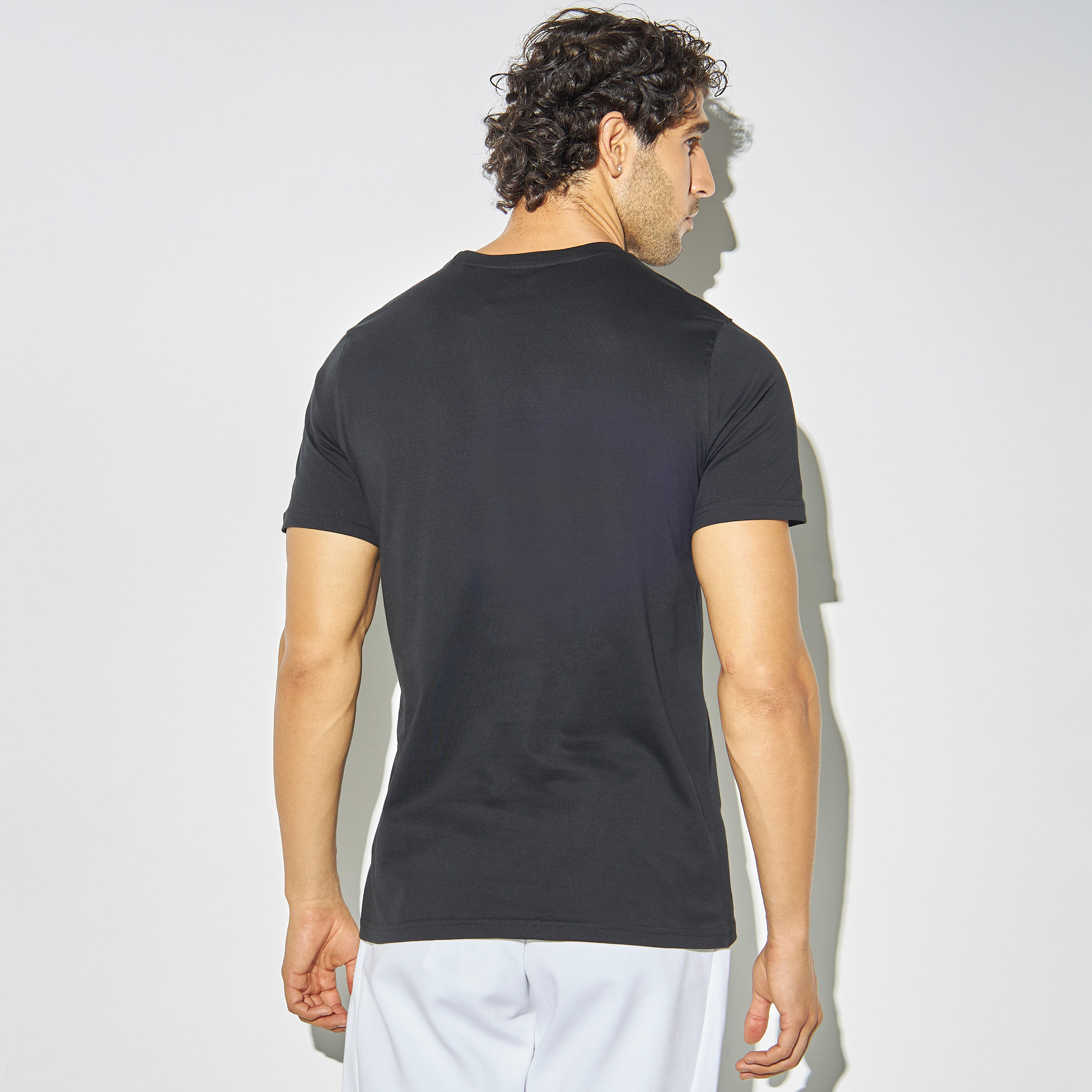 تيشيرت بياقة ضيقة وأكمام قصيرة وطبعات-men-clothing-tshirtsandpolos-tshirts-image-3