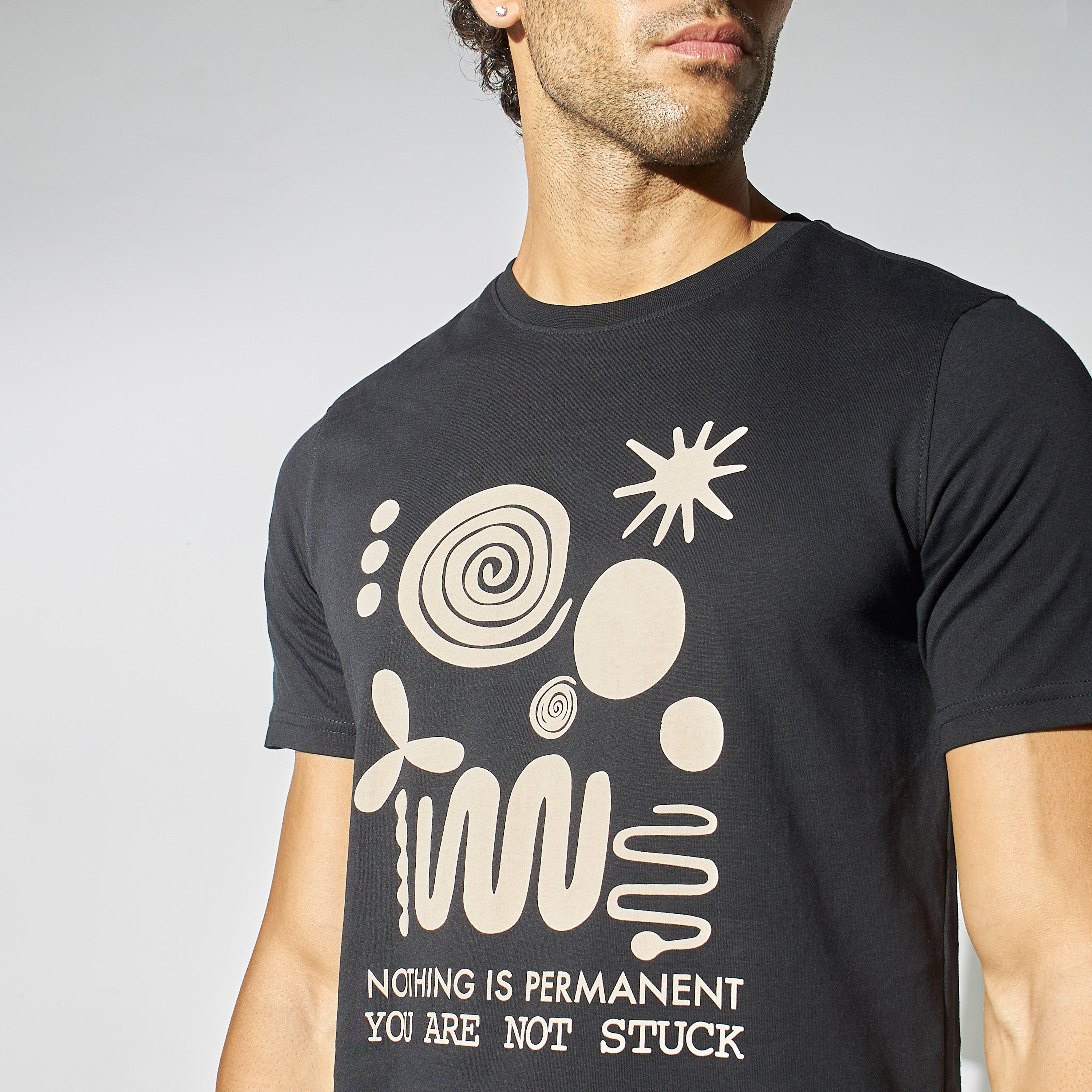 تيشيرت بياقة ضيقة وأكمام قصيرة وطبعات-men-clothing-tshirtsandpolos-tshirts-image-4