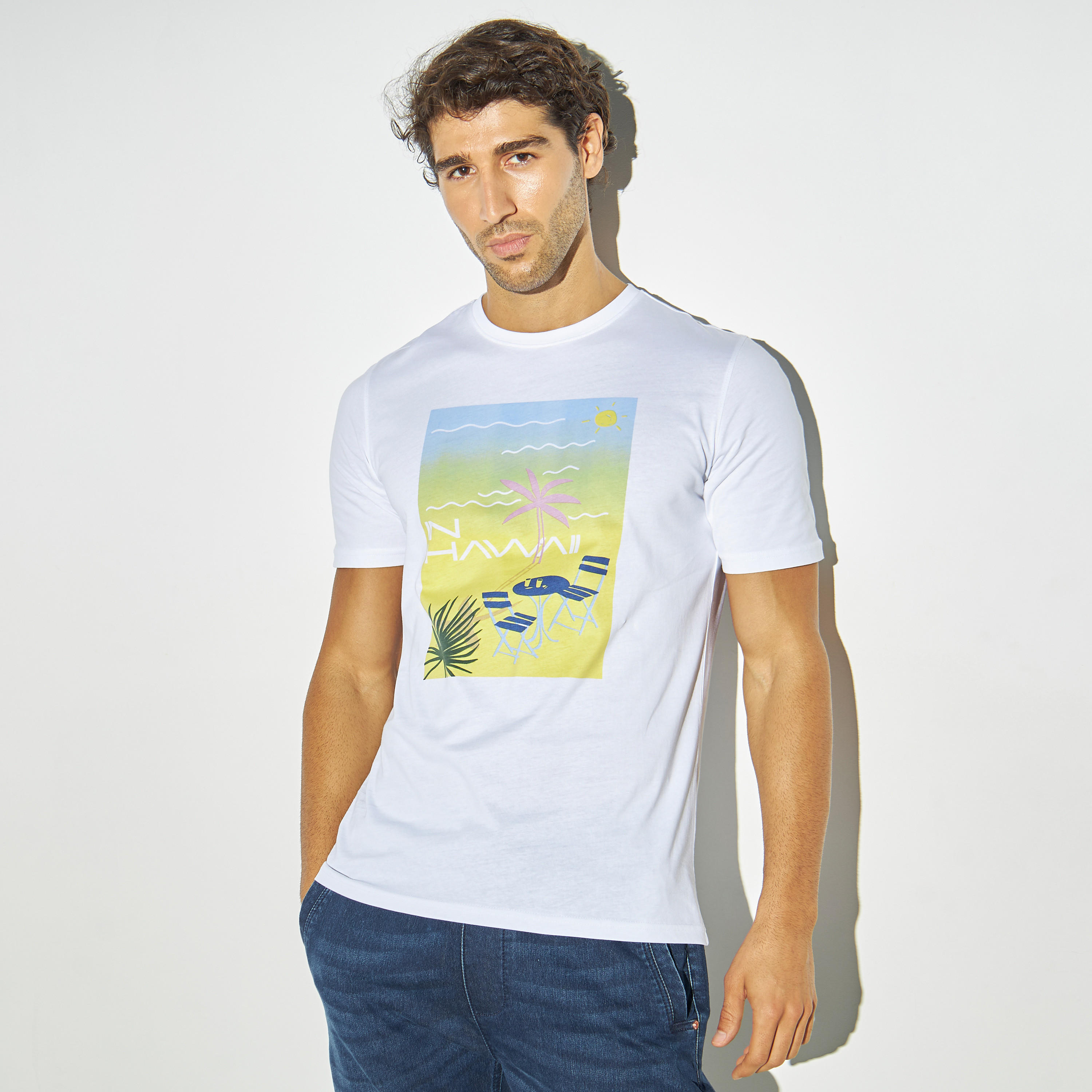 تيشيرت بياقة ضيّقة وأكمام قصيرة وطبعات جرافيك-men-clothing-tshirtsandpolos-tshirts-image-1