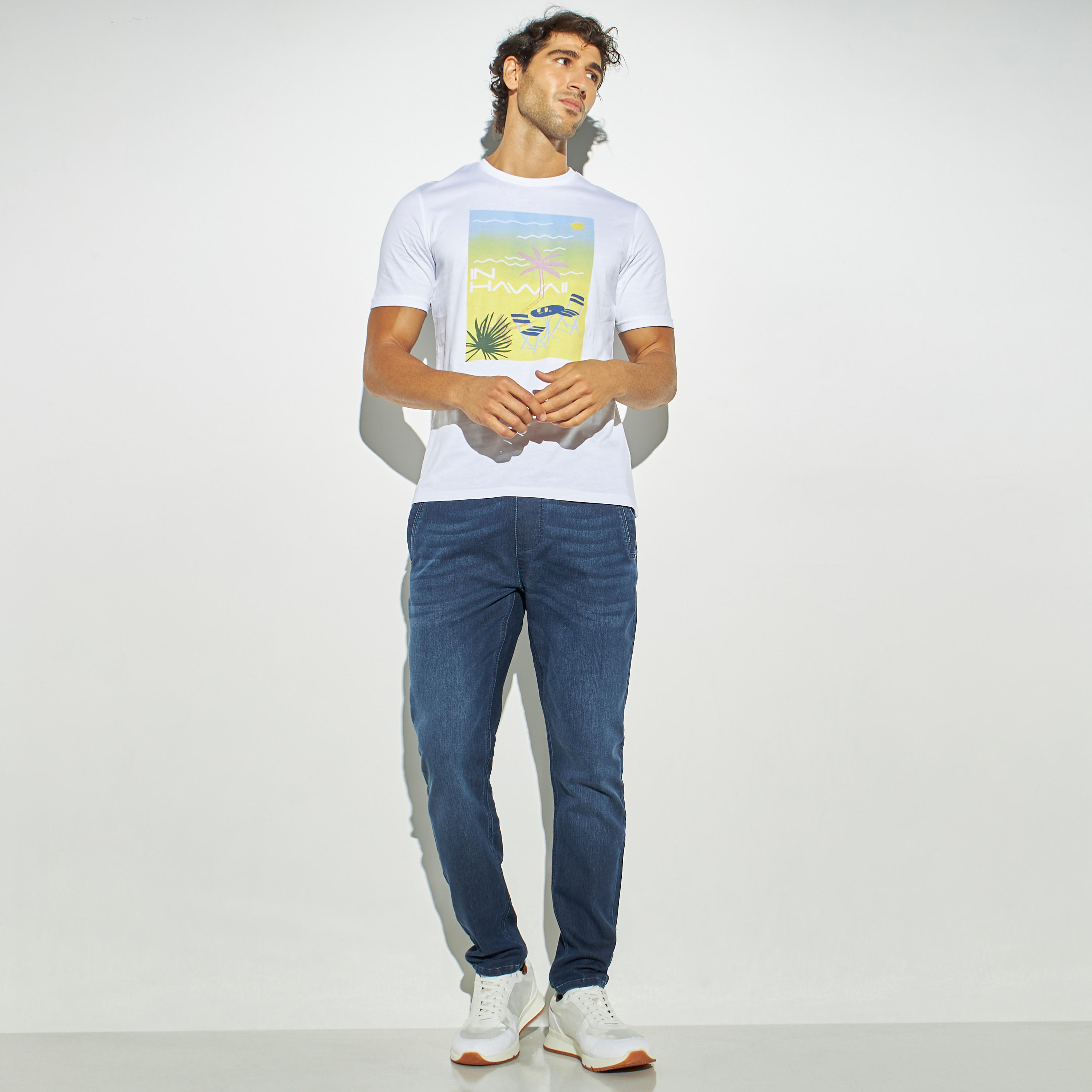 تيشيرت بياقة ضيّقة وأكمام قصيرة وطبعات جرافيك-men-clothing-tshirtsandpolos-tshirts-image-2