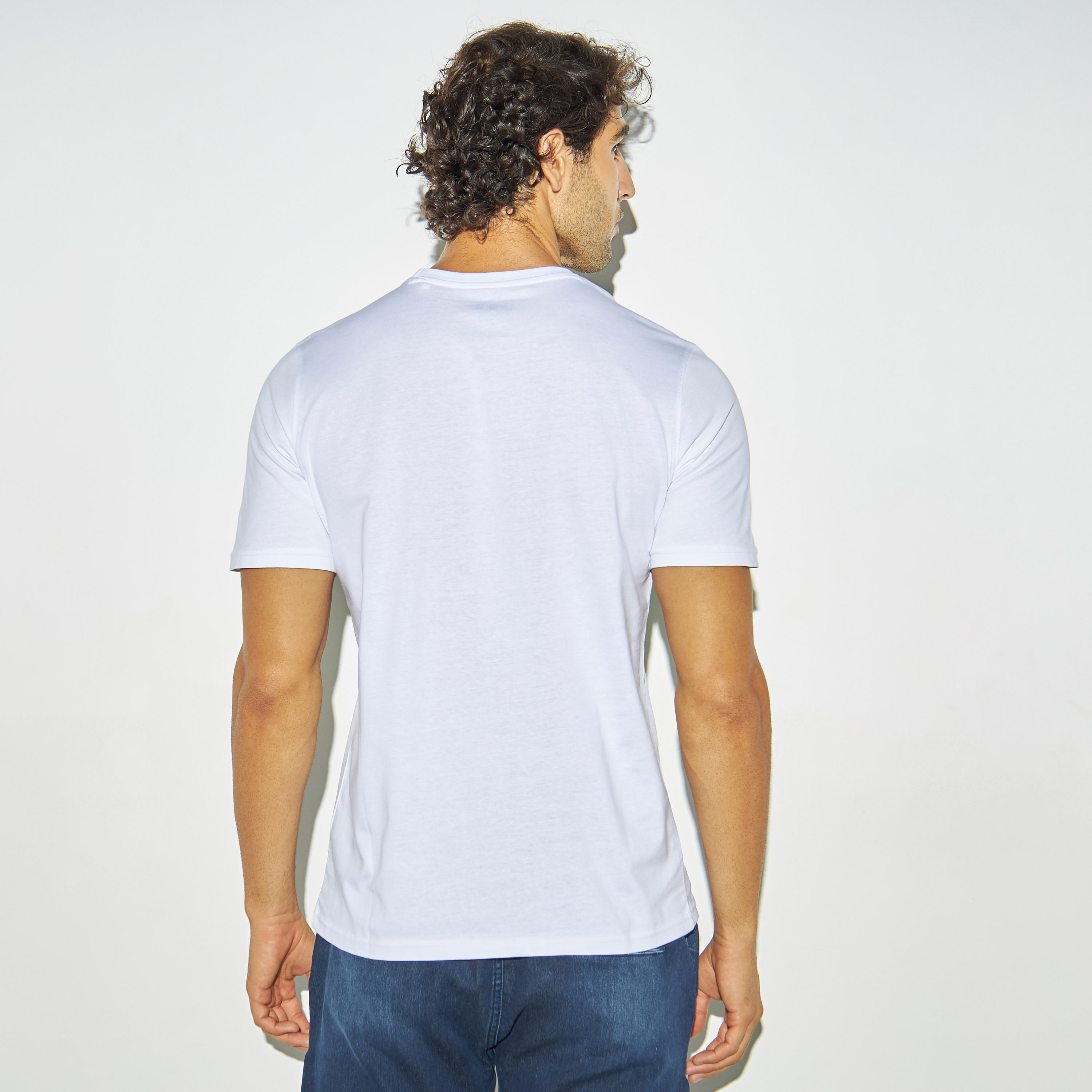 تيشيرت بياقة ضيّقة وأكمام قصيرة وطبعات جرافيك-men-clothing-tshirtsandpolos-tshirts-image-3