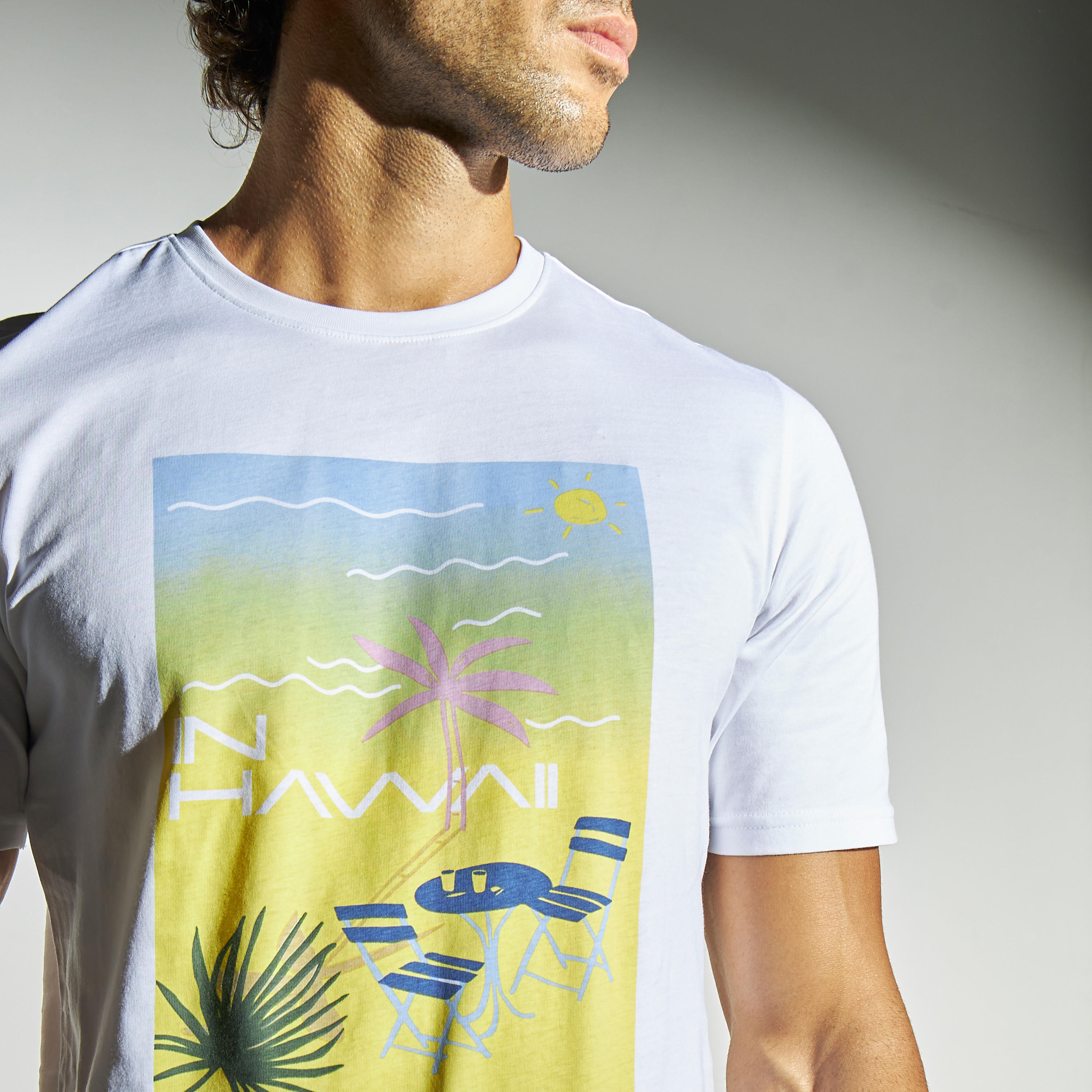تيشيرت بياقة ضيّقة وأكمام قصيرة وطبعات جرافيك-men-clothing-tshirtsandpolos-tshirts-image-4