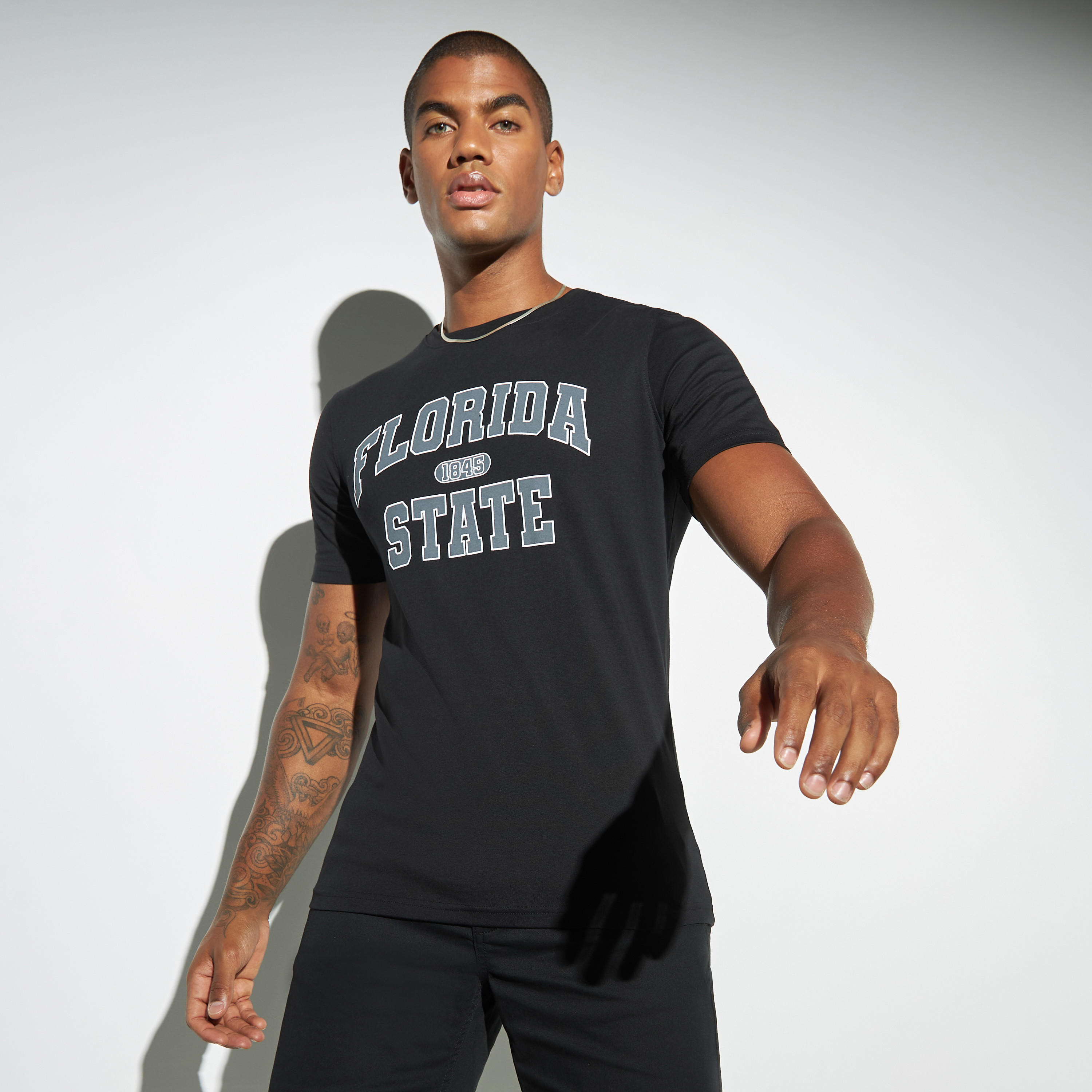 تيشيرت بياقة ضيقة وطبعات وأكمام قصيرة-men-clothing-tshirtsandpolos-tshirts-image-1