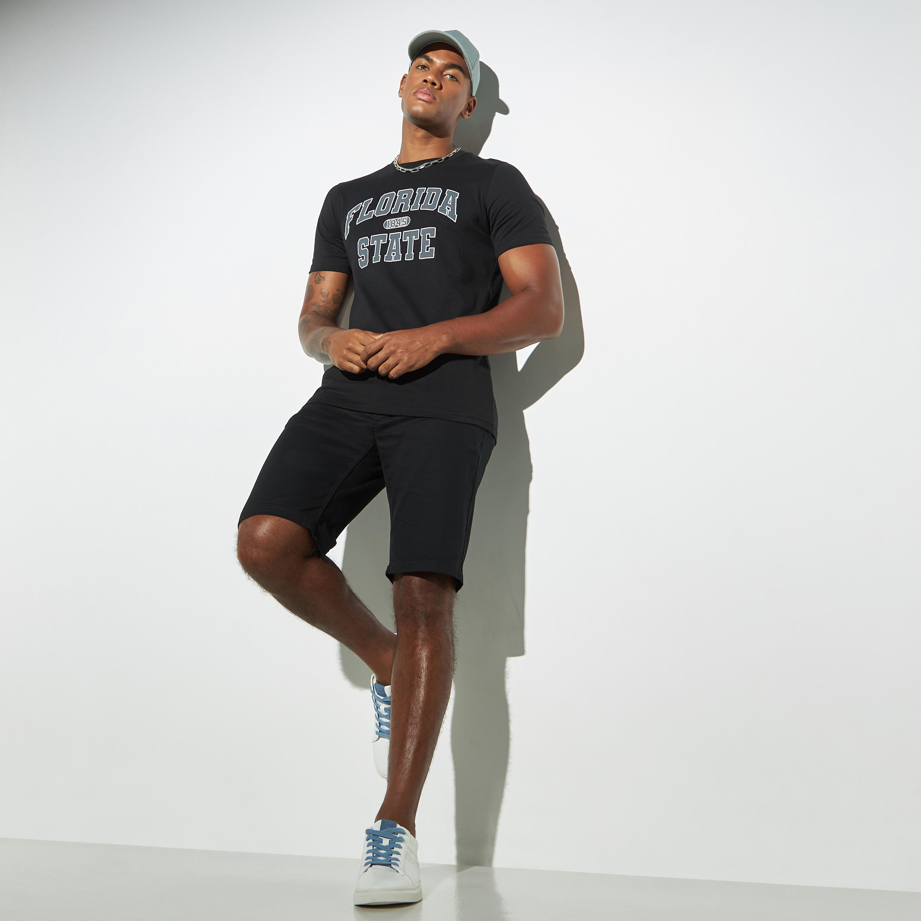 تيشيرت بياقة ضيقة وطبعات وأكمام قصيرة-men-clothing-tshirtsandpolos-tshirts-image-2