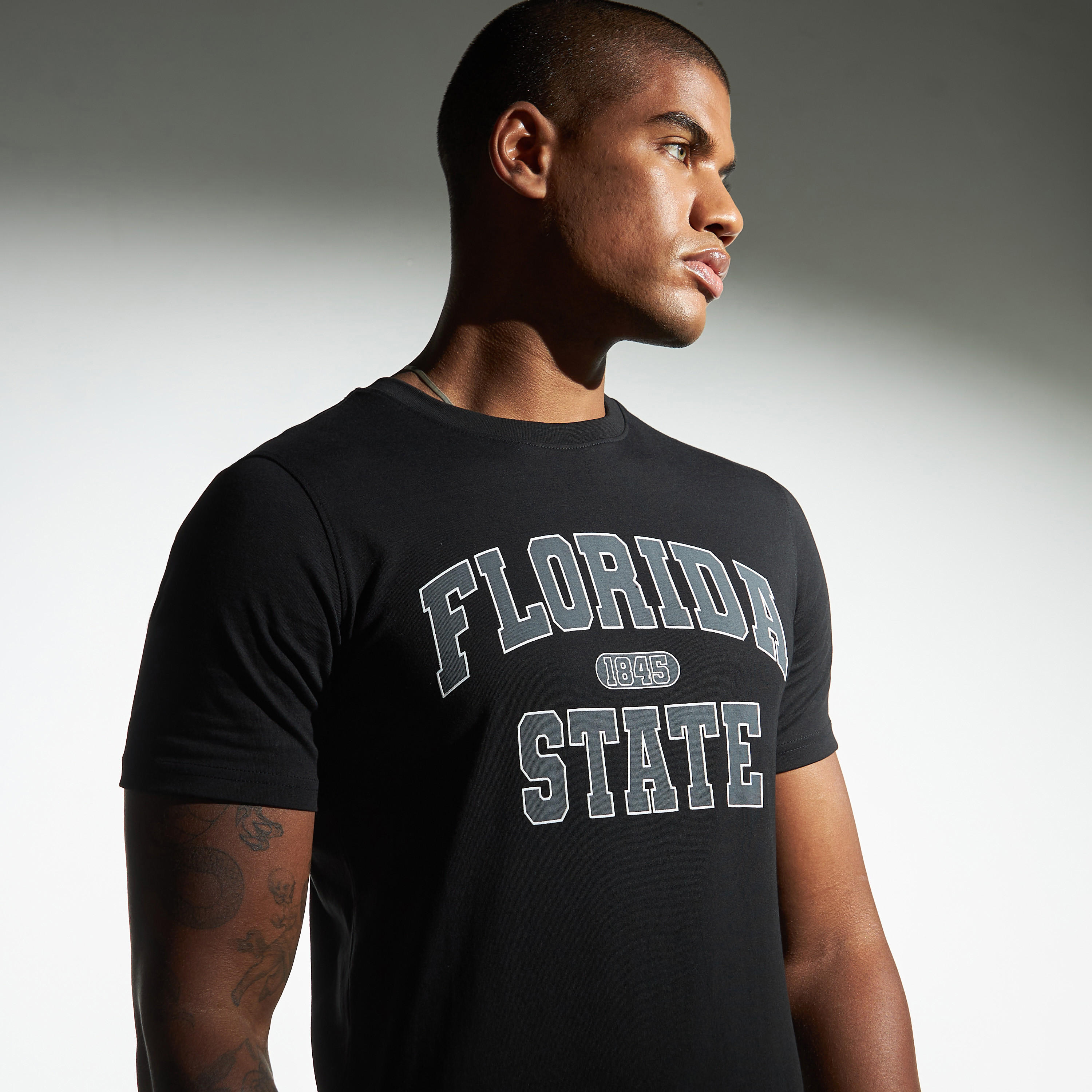 تيشيرت بياقة ضيقة وطبعات وأكمام قصيرة-men-clothing-tshirtsandpolos-tshirts-image-4