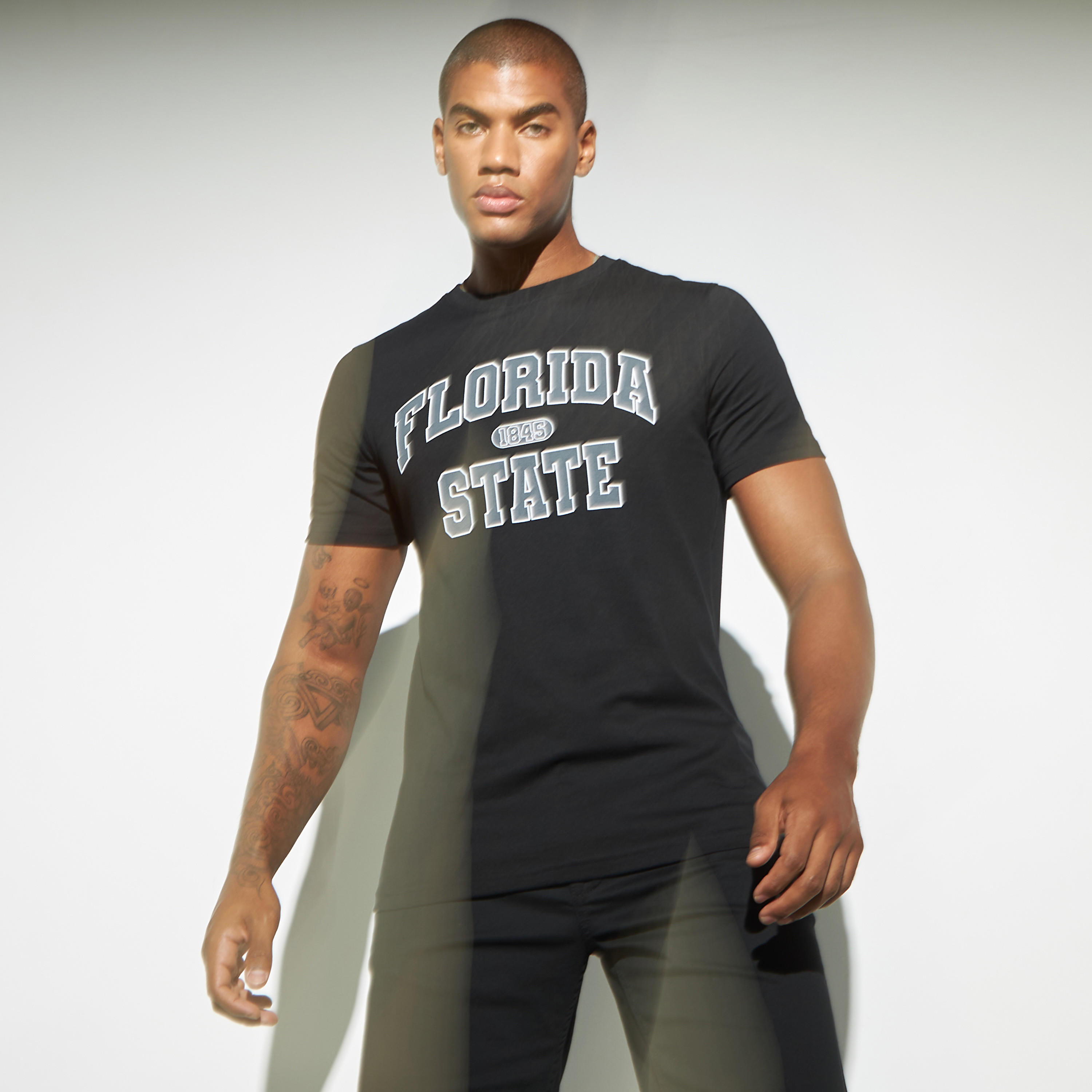 تيشيرت بياقة ضيقة وطبعات وأكمام قصيرة-men-clothing-tshirtsandpolos-tshirts-image-5