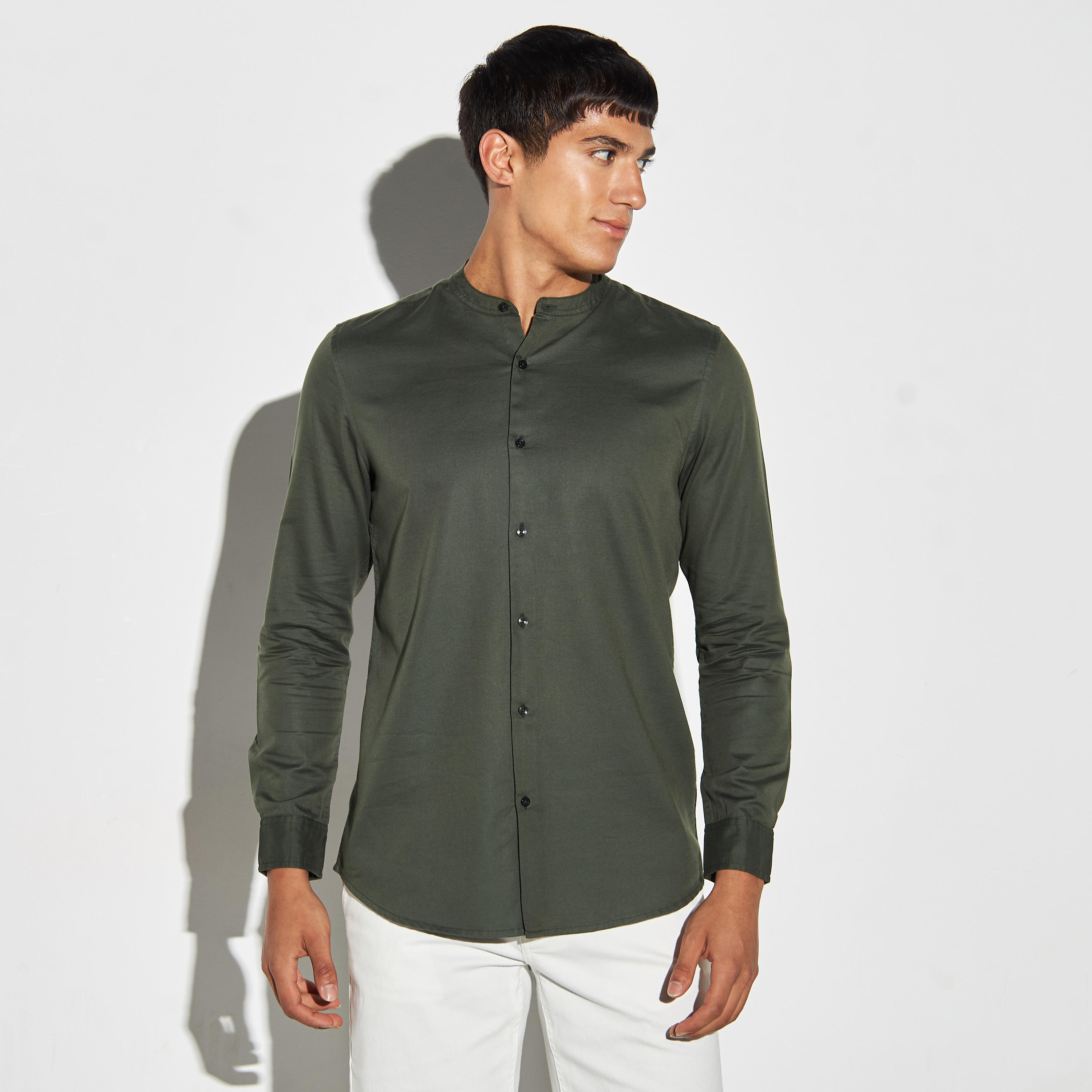قميص سادة بياقة باند وأكمام طويلة-men-clothing-shirts-image-1