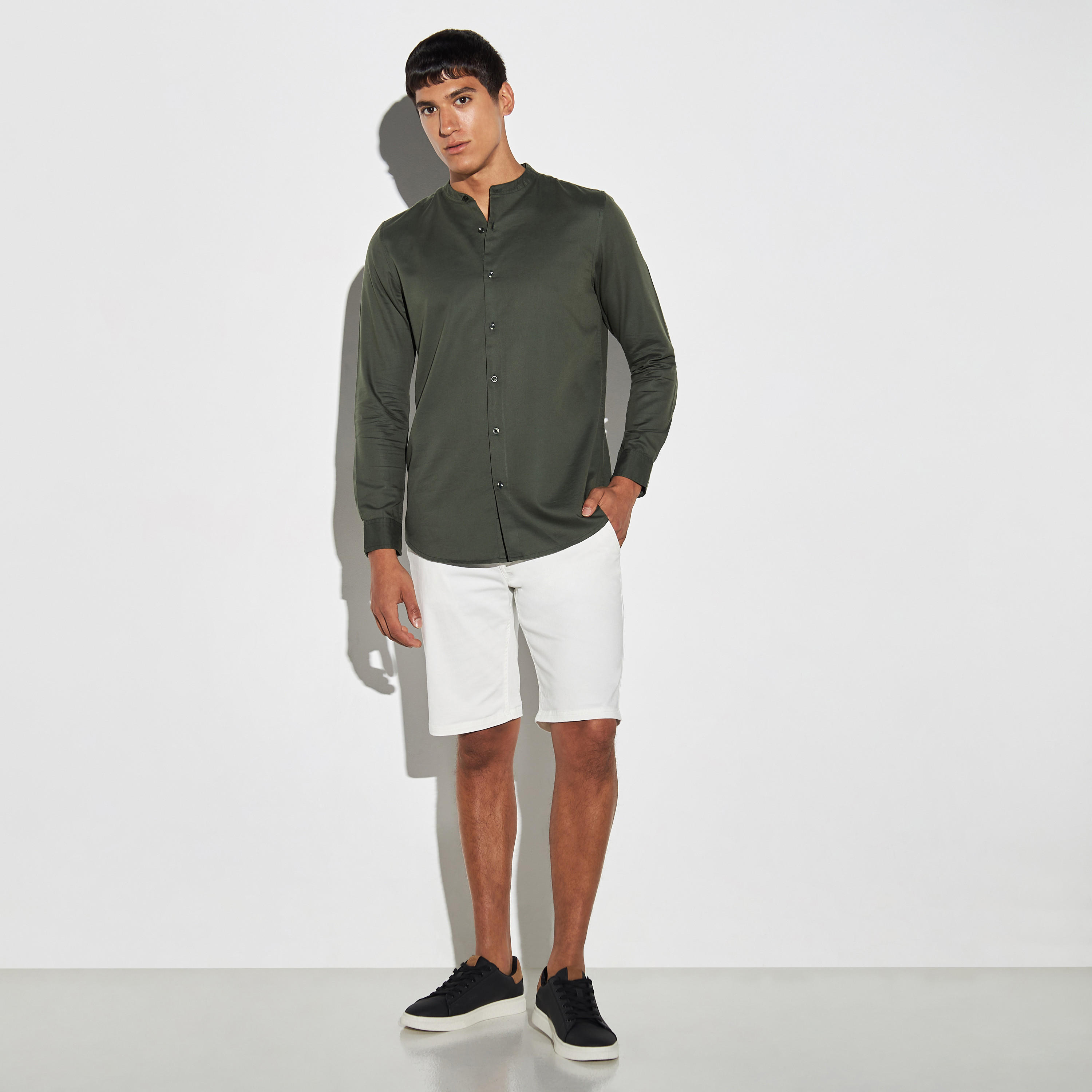 قميص سادة بياقة باند وأكمام طويلة-men-clothing-shirts-image-2
